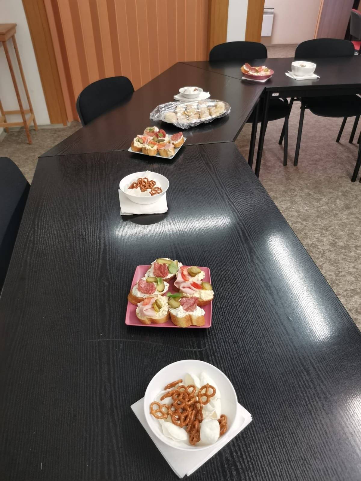 Včera proběhlo na obecním úřadě další milé setkání seniorů, tentokrát za účasti místního občana a včelaře pana Kodeta, který si pro nás připravil velmi zajímavou přednášku o světě včel a včelařství.  Účast byla opravdu hojná a celé odpoledne se neslo v příjemné atmosféře. Všichni přítomní si setkání užili, dozvěděli se mnoho nového a nechyběla ani dobrá nálada. Děkujeme panu Kodetovi za poutavé povídání a všem seniorům za účast. Už nyní se těšíme na další společné setkání.