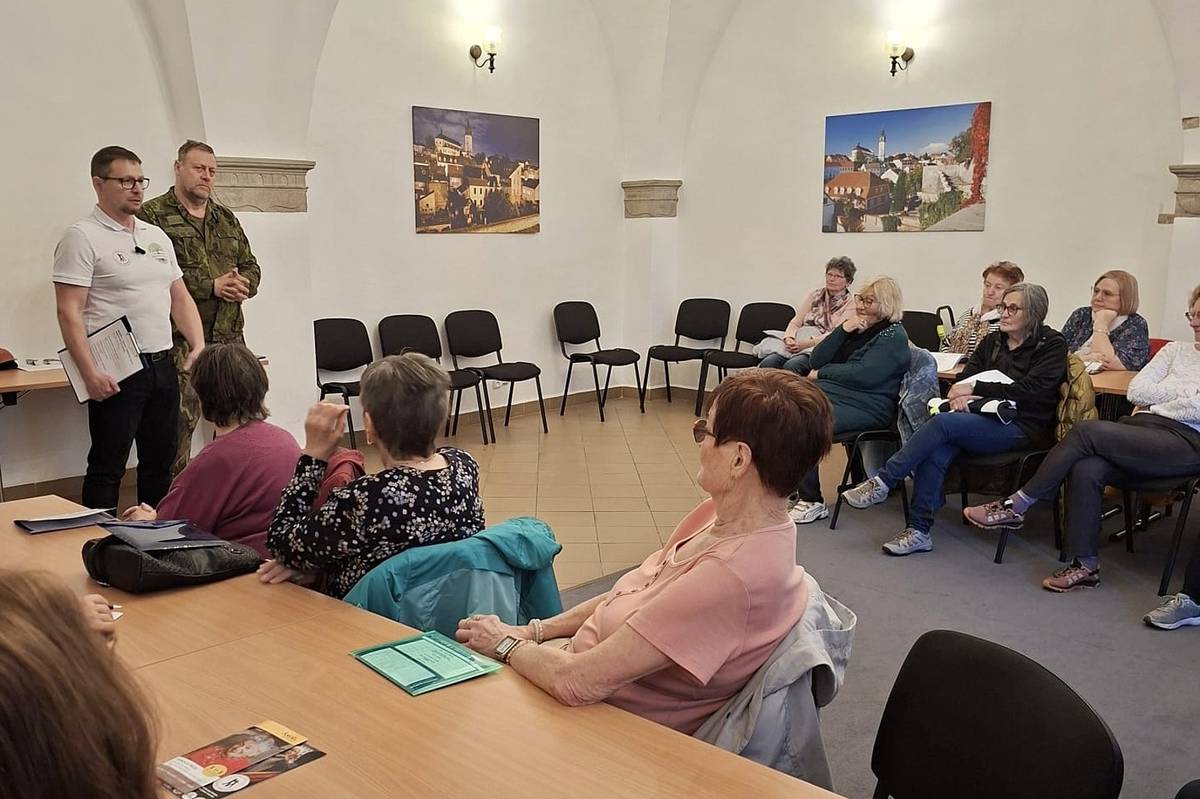 Jak se bránit v každodenních situacích. Takové bylo téma přednášky pro seniory, která se v uplynulých dnech konala v prostorách litoměřické radnice. Akci připravil odbor sociálních věcí a zdravotnictví, oddělení prevence kriminality v rámci kampaně Místa přátelská seniorům ve spolupráci s lektory z organizace Nativitas.  Setkání se zaměřilo na prevenci a praktické dovednosti pro každodenní situace. Senioři se dozvěděli, jak rozpoznat riziko, správně reagovat a zachovat klid. Důraz byl kladen na jednoduché a účinné postupy, které zvládne každý, i na to, že cílem není bojovat, ale umět se chránit a posílit vlastní jistotu. Součástí programu byly i praktické ukázky nenáročných technik, práce s odstupem či hlasem a doporučení, jak reagovat při slovním napadení bez zbytečného vyhrocení. Přednáška byla přizpůsobena potřebám starší generace a nabídla srozumitelné tipy pro větší pocit bezpečí v běžném životě. Foto: Lenka Benešová, město Litoměřice