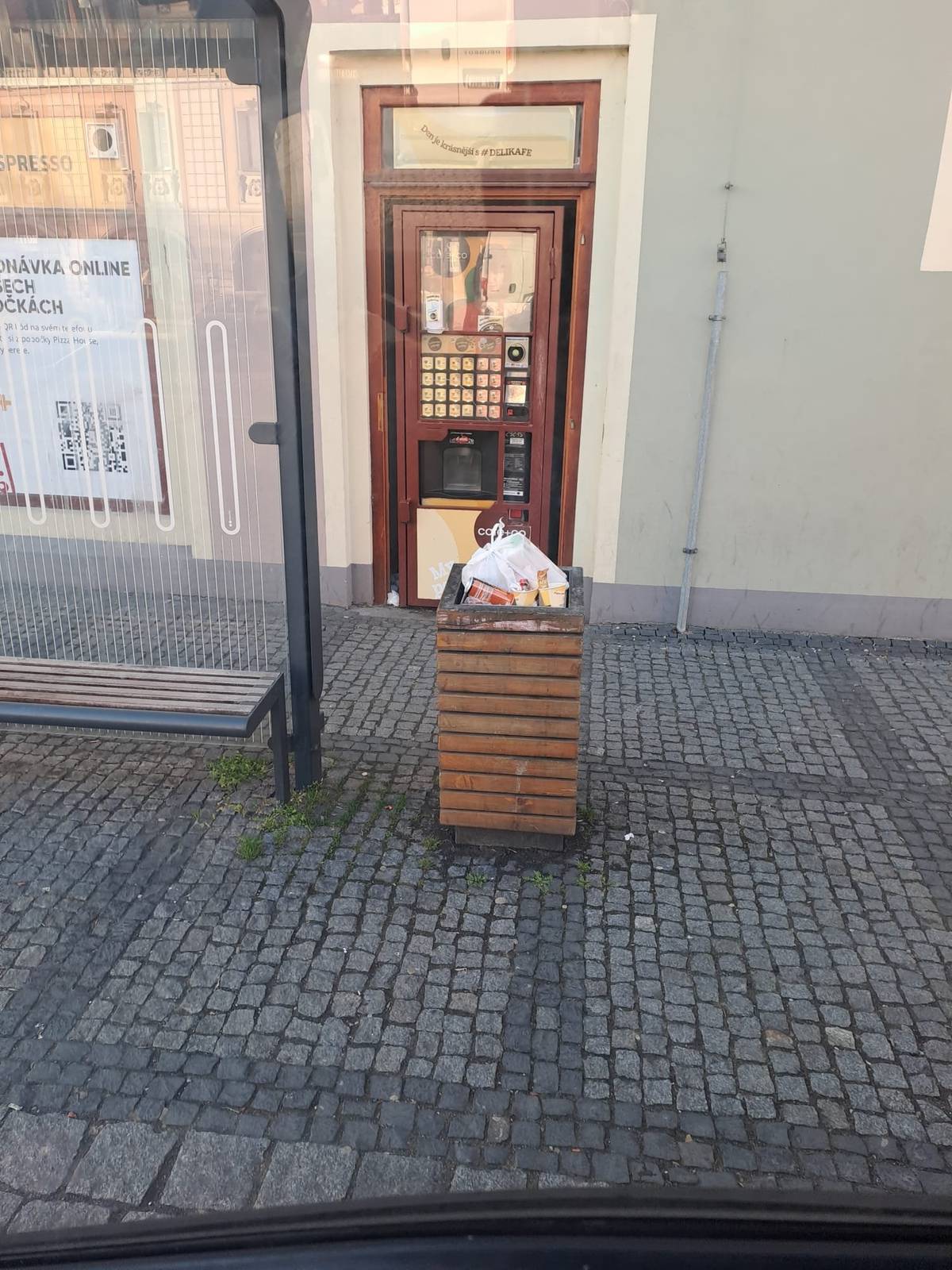 Město Žatec upozorňuje občany, včetně těch, kteří zde nemají trvalý pobyt, že veřejné odpadkové koše nejsou určeny k odkládání domovního odpadu. Tyto koše slouží výhradně pro drobný odpad vzniklý na veřejných prostranstvích. Městská policie proto začíná pravidelně kontrolovat odpadkové koše i jejich okolí. Ke kontrole slouží i městský kamerový systém, z nějž lze zjistit, kdo domovní odpad do košů odhazuje. Občany, kteří pravidla porušují, mohou strážníci pokutovat, případně jejich přestupek předat k vyřešení ve správním řízení.  Zároveň připomínáme, že i osoby bez trvalého pobytu ve městě mají možnost zajistit si legální a pravidelný svoz komunálního odpadu prostřednictvím dostupných služeb města. Podrobnější informace lze získat na Odboru místního hospodářství a majetku Městského úřadu Žatec. (kas)