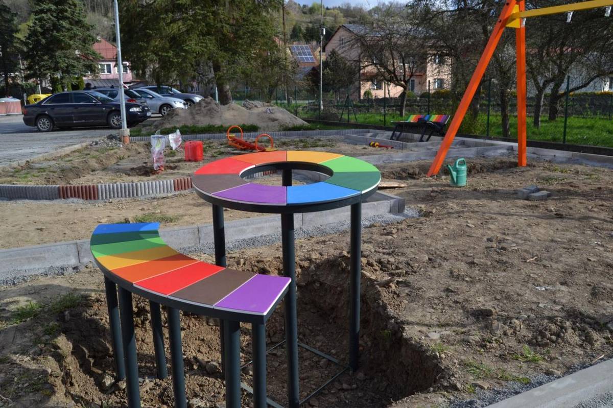 Obyvatelia mestskej časti Predmier sa už čoskoro dočkajú nového priestoru pre voľnočasové aktivity. V týchto dňoch sa v bezprostrednej blízkosti kultúrnej sály naplno rozbehla výstavba nového detského ihriska.