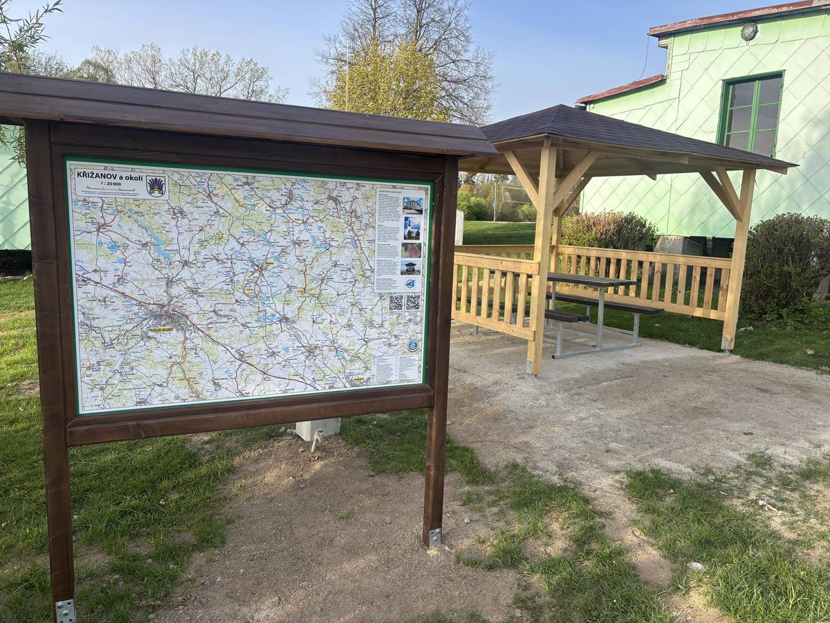 V areálu rekreačního střediska "DRAK" Křižanov bylo nově vybudováno příjemné posezení s turistickou mapou. Toto místo je určeno široké veřejnosti, návštěvníkům střediska, turistům i místním obyvatelům, kteří si zde mohou odpočinout a zároveň získat informace o zajímavých místech v okolí Křižanova. Nové posezení vzniklo ve spolupráci městyse Křižanov a RS "DRAK" Křižanov, kteří se společně podíleli na přípravě a realizaci celého projektu. Cílem bylo vytvořit praktické a přívětivé zázemí pro všechny, kteří rádi tráví čas v přírodě a poznávají krásy našeho regionu. Věříme, že nové odpočinkové místo bude dobře sloužit všem návštěvníkům a přispěje k dalšímu rozvoji turistického ruchu v Křižanově a jeho okolí. Ivo Klimeš, starosta