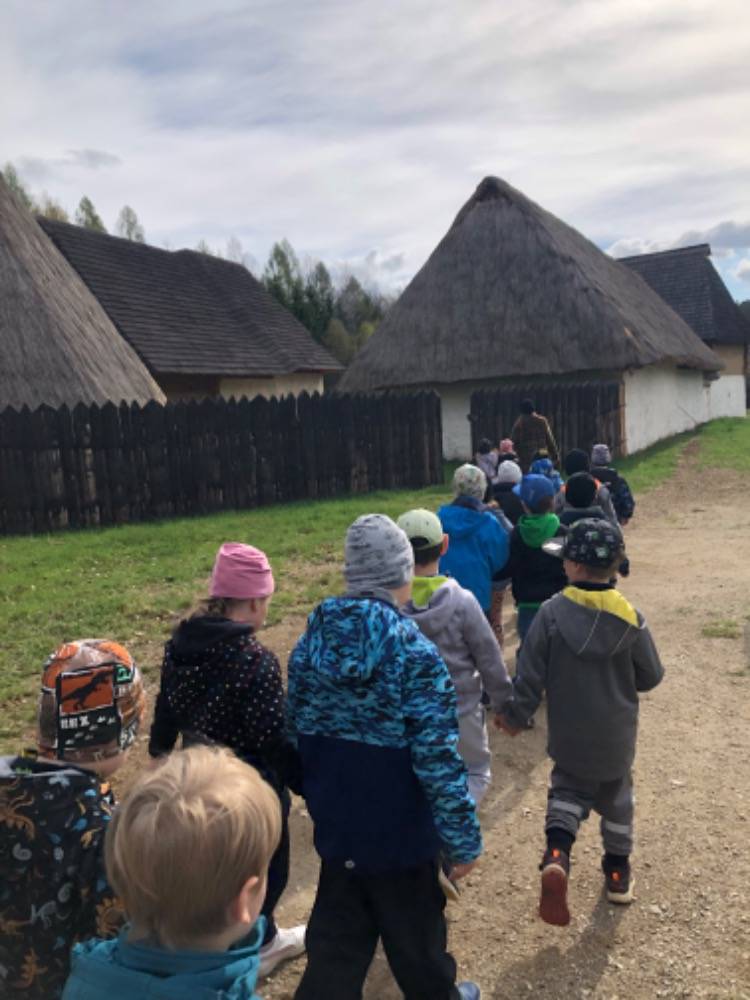 V měsíci dubnu se předškoláci z 2. mateřské školy v Jindřichově Hradci vydali na výlet do Archeoskanzenu Trocnov.