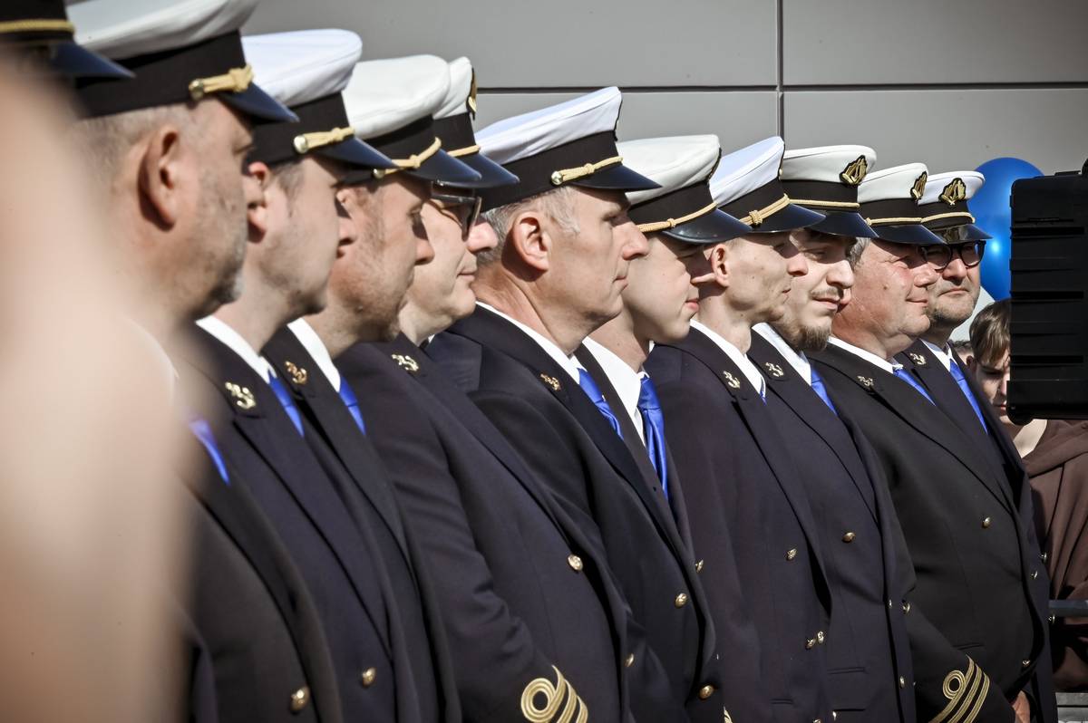 Brněnská lodní doprava slaví neuvěřitelných 80 let! Za tu dobu se stala neodmyslitelnou součástí města a symbolem letní pohody na Brněnské přehradě. Jaké to ale je, vyměnit volant autobusu nebo šaliny za kormidlo lodi? Do horkého křesla v novém díle podcastu Točna usedl Michal Kocourek, kapitán lodní dopravy DPMB. Člověk, který hladinu přehrady brázdí už roky a zná každou vlnu i zákoutí. Co se v aktuálním díle dozvíte?   Cesta ke kormidlu: Co všechno musí člověk splnit, aby se stal kapitánem?   Oči na stopkách: Co musí kapitán hlídat, zatímco si cestující užívají výhled?   Přehrada plná překvapení: Jaké výzvy přináší vrtošivé počasí nebo neukáznění návštěvníci?   Duše lodí: Mají jednotlivá plavidla svou vlastní „povahu“ a jak těžké je je ovládat?   Ponořte se do historek, které píše sám život na vodě, a zjistěte, jestli má kapitán vůbec čas kochat se krajinou, nebo je neustále ve střehu. 🎙 Moderují: Hana Tomaštíková a Slavoj Dolejš Podcast je k poslechu zde.