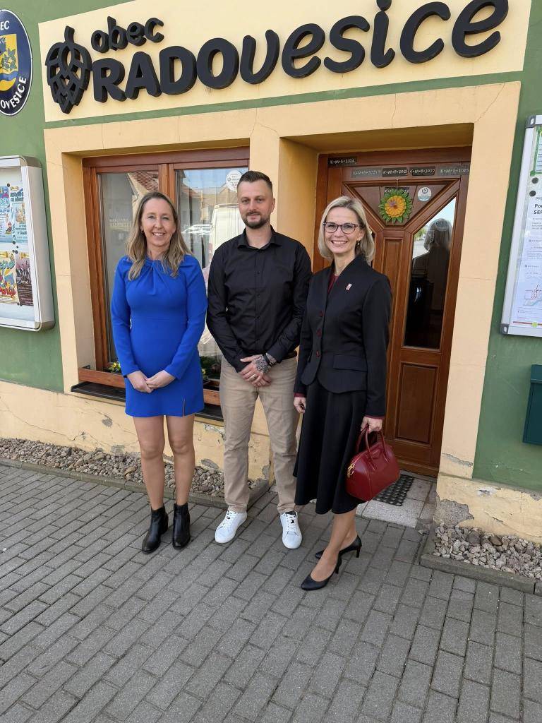 V úterý 28. dubna navštívila Radovesice paní Zuzana Mrázová, ministryně pro místní rozvoj. Během své návštěvy se seznámila s aktuálním děním v obci, jejími úspěchy i plány do dalších let.