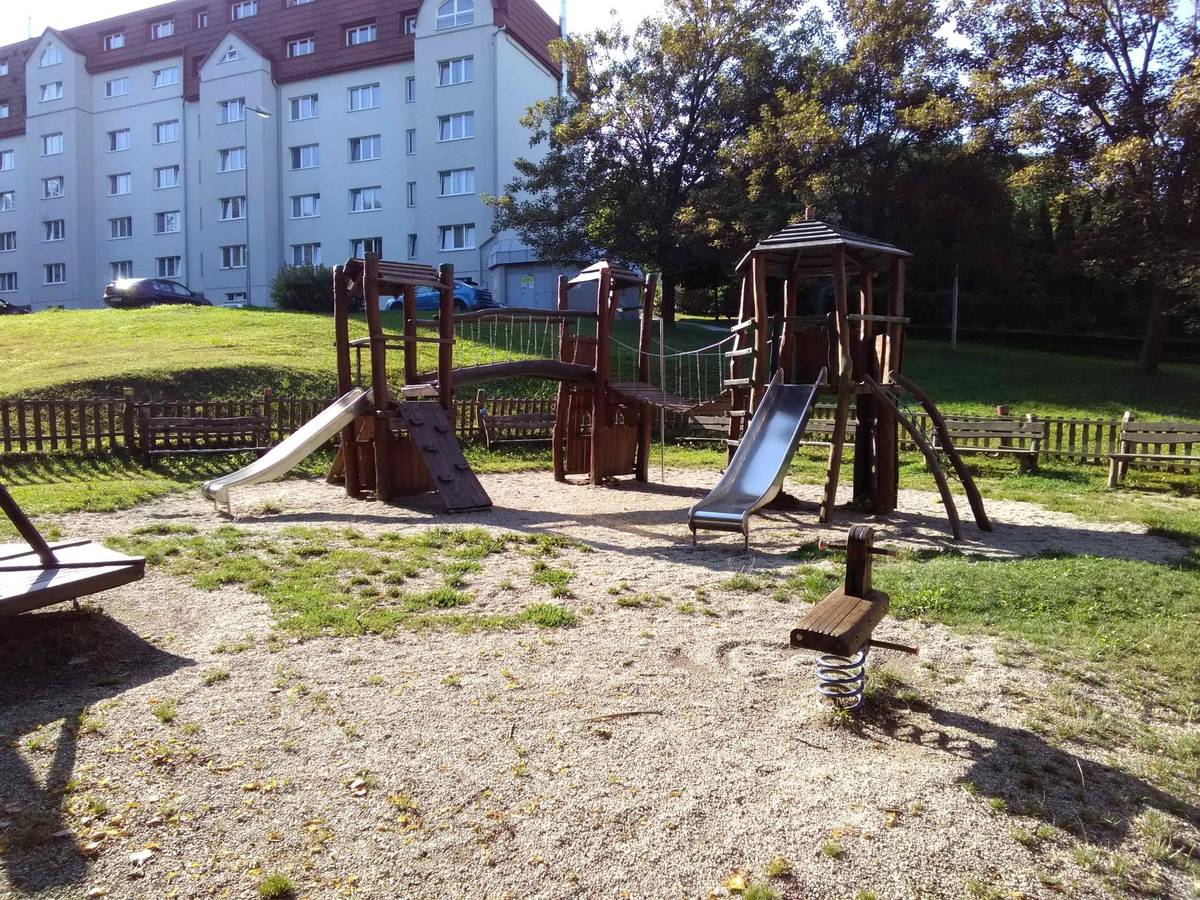 Upozorňujeme občany, že od příštího týdne, tj. od 4. 5. 2026, začnou opravy železnobrodských dětských hřišť. Opravy budou prováděny postupně. Dbejte prosím pokynů pracovníků. Děkujeme.