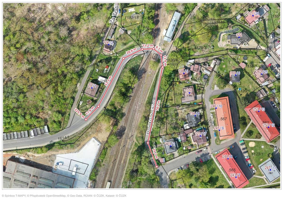 🚧 Upozorňujeme občany na úplnou uzavírku úseku ulice Pod Nádražím od odbočky k sídlišti Pod Nádražím směr Bouchalka až po odbočku do ulice Za Tratí z důvodu opravy povrchu komunikace. 📅 Temín uzavírky: 18.5.2026 - 10.6.2026 🚗 Objízdná trasa: ulicí Školní a Chodovskou směr Božičany, poté po silnici č. III/20910 směr Nejdek a dále směr Nová Role, ulice na Bouchalce. Vyznačení objízdné trasy zde: https://maps.app.goo.gl/8AD8UB3iEoWe1Qzr9 🛑 Komunikace bude uzavřena, průjezd bude umožněn pouze vozidlům IZS. 👷♀️ Stavební práce bude provádět firma Mosastav s.r.o.