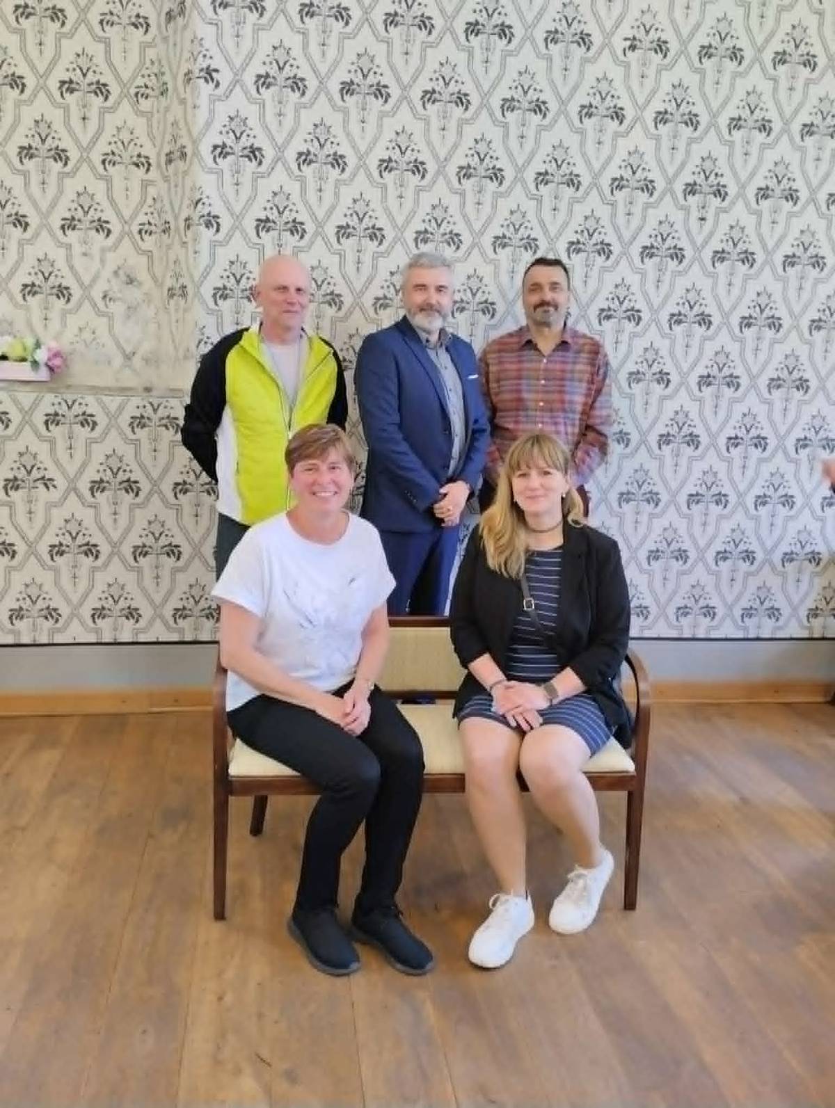 V příjemném prostředí salonku piaristického kláštera se v úterý 28. dubna uskutečnilo tradiční setkání dárců krve, krevní plazmy a kostní dřeně. Akci každoročně pořádá Komise pro občanské záležitosti města Příbora jako výraz poděkování těm, kteří nezištně pomáhají zachraňovat lidské životy. Pozvané dárce přivítal místostarosta města Valentin Putala společně s předsedkyní komise Věrou Kovaříkovou. Ve svých vystoupeních ocenili nejen samotný akt darování, ale především dlouhodobou vytrvalost a ochotu pomáhat druhým. „Oceňování bezpříspěvkových dárců krve organizované Českým červeným křížem má za cíl zvyšovat společenskou prestiž dárcovství. Tato tradice trvá již více než 60 let a od roku 2020 zahrnuje také dárce krvetvorných buněk,“ uvedla Ivana Bolomová z odboru organizačního a správních činností. Na letošní setkání bylo pozváno šest dárců, kteří o účast projevili zájem. Ocenění za své dlouhodobé dárcovství převzali:  Barbora Friedrichová, Soňa Ripperová a Jaroslav Šrámek za 40 odběrů (Zlatá medaile prof. MUDr. Jana Janského), Andrea Skoumalová za 80 odběrů (Zlatý kříž ČČK III. třídy), Jiří Tomaškovič a Lubomír Macíček za 120 odběrů (Zlatý kříž ČČK I. třídy).  Oceněným byly předány dárkové koše jako symbolické poděkování za jejich příkladnou činnost. Součástí programu bylo také hudební vystoupení žáků Základní umělecké školy Příbor pod vedením svých pedagogů, které přispělo k příjemné a slavnostní atmosféře celého setkání.  „V dnešním světě, kdy jsou lidé často zaměřeni jen na svůj vlastní prospěch je tato zdánlivě nenápadná aktivita hodna úcty. Děkujeme za odvahu, lidskost, a hlavně za vytrvalost. Říká se, že superhrdinové nosí pláště. My ale víme, že ti skuteční hrdinové mají vyhrnuté rukávy a náplast na předloktí…,“ doplnila Ivana Bolomová. Foto: Ivana Bolomová