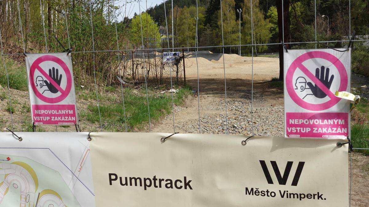 Je poněkud neuvěřitelné, že takovou výzvu vůbec musíme vydávat, ale… Skutečně se najdou tací, kteří se již na kolech prohánějí po nedokončené pumptrackové dráze. To, že dráhu ozkoušeli profesionální jezdci spolupracující se stavebníkem, neznamená, že tam už může kdokoliv! Svou bezohledností mohou nedočkavci na staveništi způsobit škodu, která oddálí otevření pumptracku pro všechny! DŮRAZNÉ VAROVÁNÍ: V areálu je nové veřejné osvětlení a také KAMEROVÝ SYSTÉM, který již byl spuštěn. Prostor tak monitoruje městská policie a k jakýmkoliv nezvaným hostům bude okamžitě vyjíždět hlídka. Zároveň prosíme Vimperáky s rozumem v hrsti, aby jakoukoliv podezřelou aktivitu v areálu hlásili na čísle 156. Děkujeme. Pumptrack bude veřejnosti zpřístupněn na konci června.