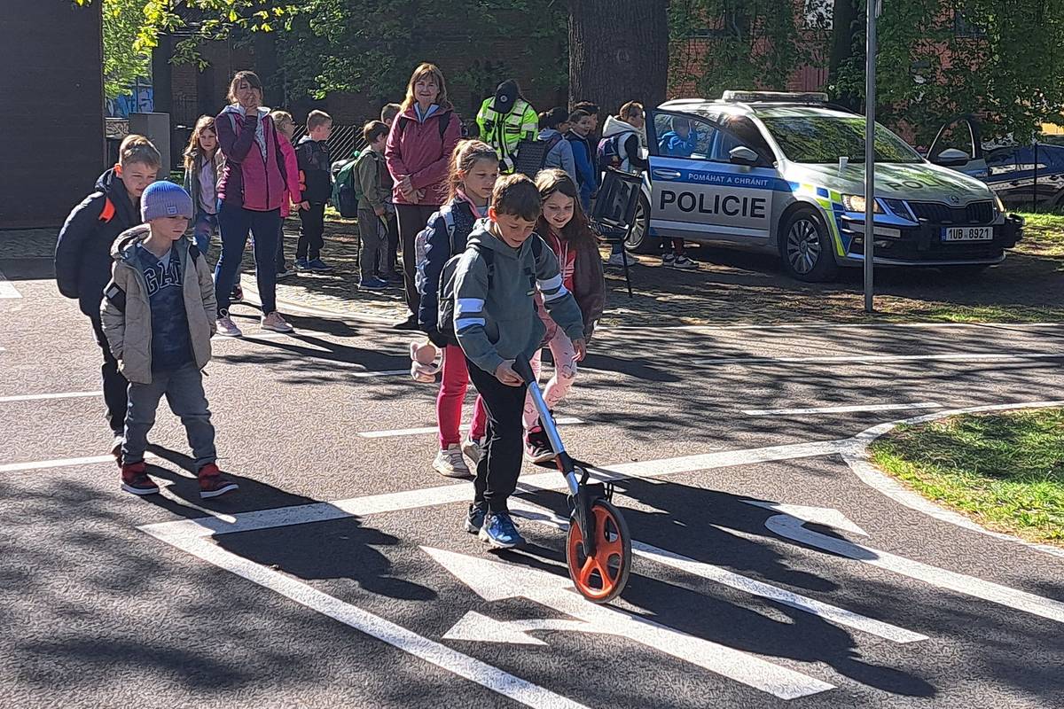 V areálu dětského dopravního hřiště v Jiráskových sadech dnes proběhla tradiční preventivní akce Dětské dny bez úrazu.  Na akci pro žáky druhých tříd zavítaly děti ze všech litoměřických základních škol, které se na jednotlivých stanovištích setkaly s dopravními policisty, strážníky městské policie, hasiči, zdravotníky, zvířátky z Adélčina dvorečku a letos nově také se zástupci tyflocentra a vazební věznice. Akce byla součástí každoroční kampaně Národní dny bez úrazu. V následujících měsících se podobně zaměřené programy uskuteční také pro děti z mateřských škol a žáky prvních, pátých a devátých tříd. Akci připravil Odbor sociálních věcí a zdravotnictví Městského úřadu v Litoměřicích ve spolupráci se složkami integrovaného záchranného systému a Domem dětí a mládeže Rozmarýn. {gallery}02026/den_bez_urazu{/gallery}