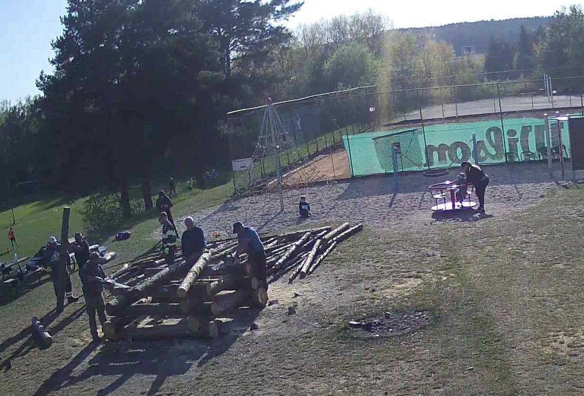 Hasiči už chystají vatru na zítřejší čarodějnice. Těšíme se na Vás s bohatým zábavným programem pro děti i dospělé.
