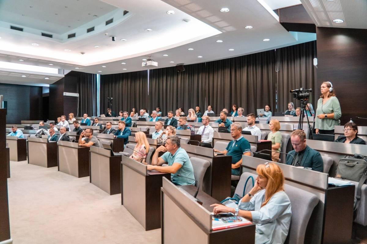 Mestskí poslanci sa dnes stretnú na 21. riadnom zasadnutí Mestského zastupiteľstva o 13.00 h v zasadacej miestnosti na radnici.    Rokovanie bude možné sledovať aj online na webstránke trnava.videostream.sk a na Youtube kanáli Mestskej televízie Trnava.     Program a všetky kompletné materiály, ktoré prerokuje zastupiteľstvo na aprílovom zasadnutí nájdete na našom webe trnava.sk v sekcii Zasadnutia MsZ.