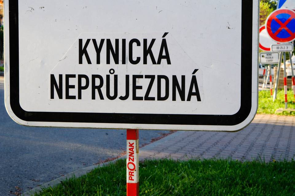Vážení občané, v souvislosti s rekonstrukcí vodovodního řádu v ulici Kynická vám v příloze předáváme informace o dalším harmonogramu stavby, tak jak nám byly poskytnuty zhotovitelem. Po dokončení rekonstrukce vodovodu bude následovat kompletní obnova vozovky.    Harmonogram prací: Úsek Valdovská – Velimská: 18. 5. – 31. 5. (odkopávky + štěrkové vrstvy) 22. 6. – 10. 7. (pokládka povrchů)  Úsek Velimská – Všeňská: 1. 6. – 20. 6. (odkopávky + štěrkové vrstvy) 22. 6. – 10. 7. (pokládka povrchů)  Děkujeme za vaši trpělivost a pochopení během probíhajících prací.