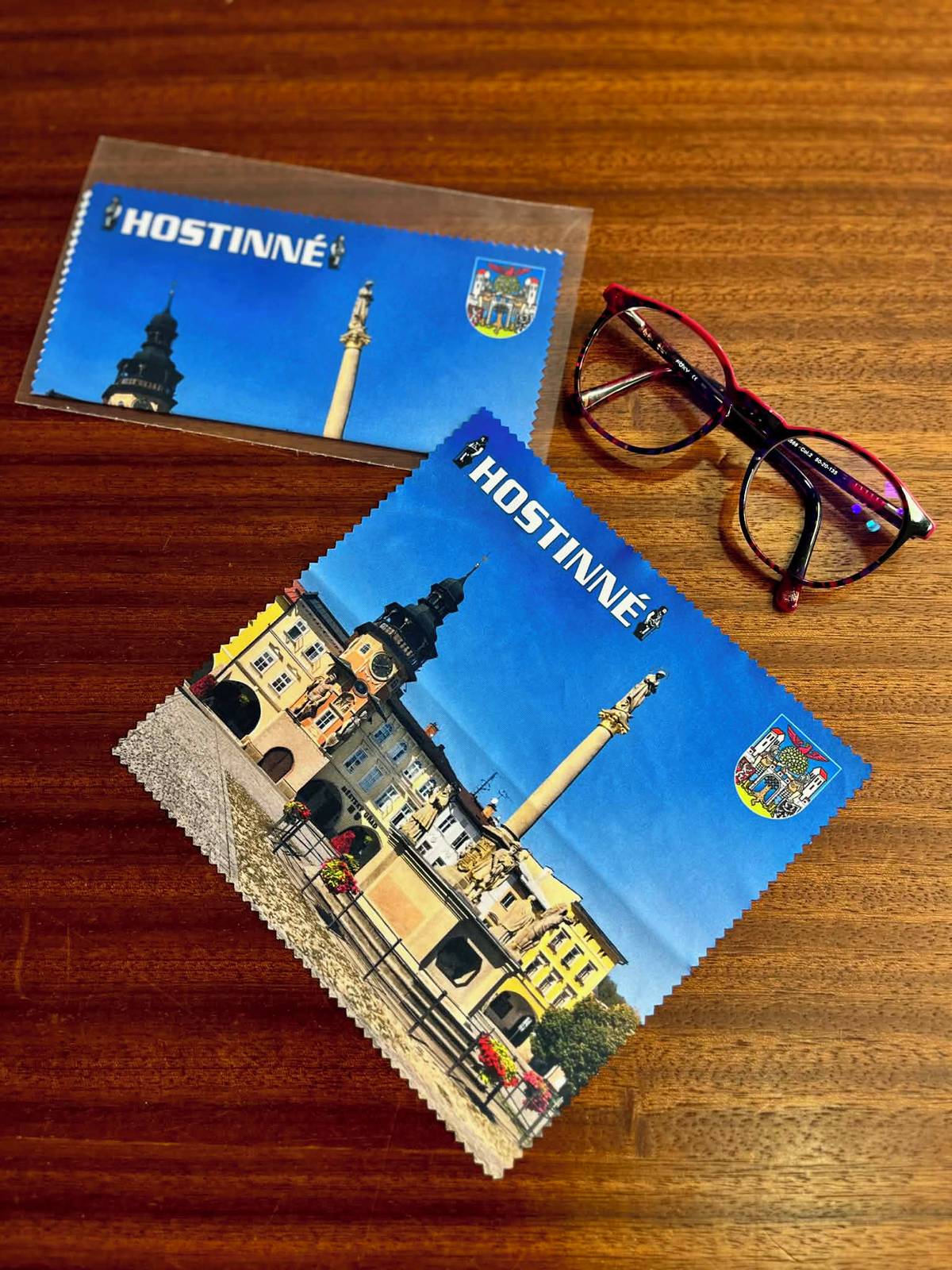 👓 NOVINKA V INFOCENTRU 👓 Máme pro vás praktickou vychytávku, kterou ocení každý, kdo chce mít vždy perfektně čisté brýle 👓   🧽Hadřík na brýle  💰Cena: 49 Kč  👉Stavte se pro něj v infocentru, dokud je skladem.