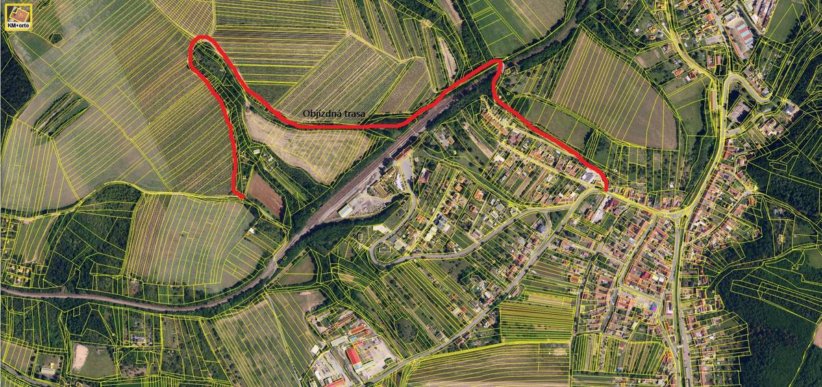 Úplná uzavírka účelové komunikace směrem k železničnímu přejezdu   V termínu 1.5. - 13.7.2026 bude z důvodu pokračující stavební akce "Vodovod Moravské Bránice, optimalizace systému" zcela uzavřena komunikace vedoucí přes železniční přejezd. Neoficiální provizorní náhradní objízdná trasa pro vozidla je vyznačena na příloze.   Děkujeme za pochopení