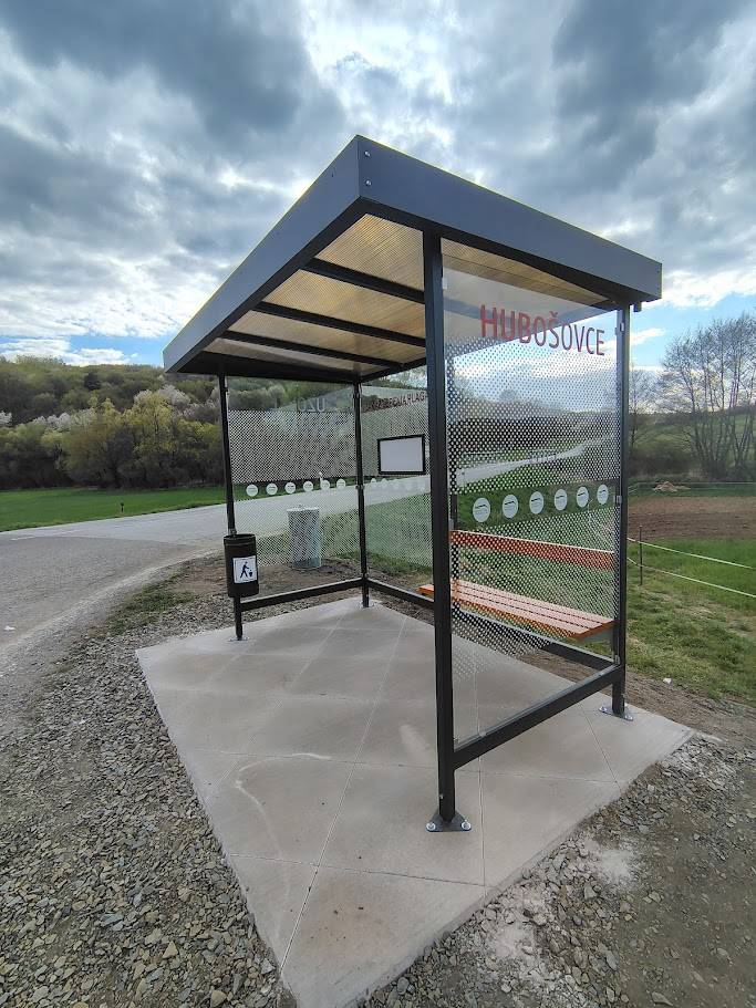 Nová autobusová zastávka na rázcestí je realitou!