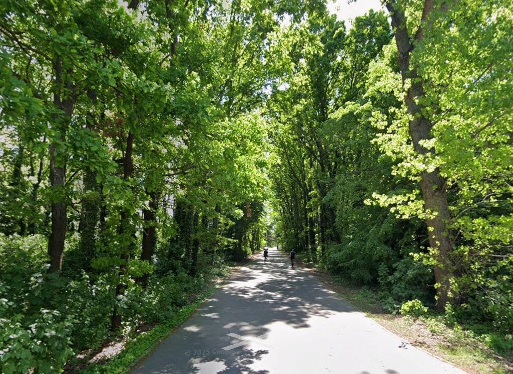 Miesto, ktoré Trnavčania roky využívajú na oddych, prechádzky či šport, sa postupne dostane do vlastníctva mesta. Lesopark pri Kamennej ceste s rozlohou viac ako 13 hektárov tak bude možné konečne rozvíjať systematicky a vo verejnom záujme.     Možno si spomínate, že v minulosti mesto v tejto lokalite nemohlo robiť všetko, čo by si ľudia želali. Dôvod bol jednoduchý – pozemky nepatrili mestu. Dokonca prišla od majiteľov pozemkov aj výzva na odstránenie lavičiek či košov.     Dnes sa situácia mení Získaním lesoparku do vlastníctva bude môcť mesto lepšie zabezpečiť jeho údržbu, ochranu aj ďalší rozvoj. Tento zelený pás je dlhodobo vnímaný ako pľúca Trnavy. Každý kúsok zelene v meste má svoju hodnotu a takéto územia majú pre nás mimoriadny význam.     Tento krok je investíciou do kvality života v Trnave – do zelene, oddychu aj budúcnosti mesta.   Viac informácií nájdete v tomto článku.