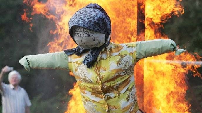 Zítra od 18.30 tradičně ''na kopci". Pro děti budou připraveny buřty k opékání. Občerstvení zajištěno.