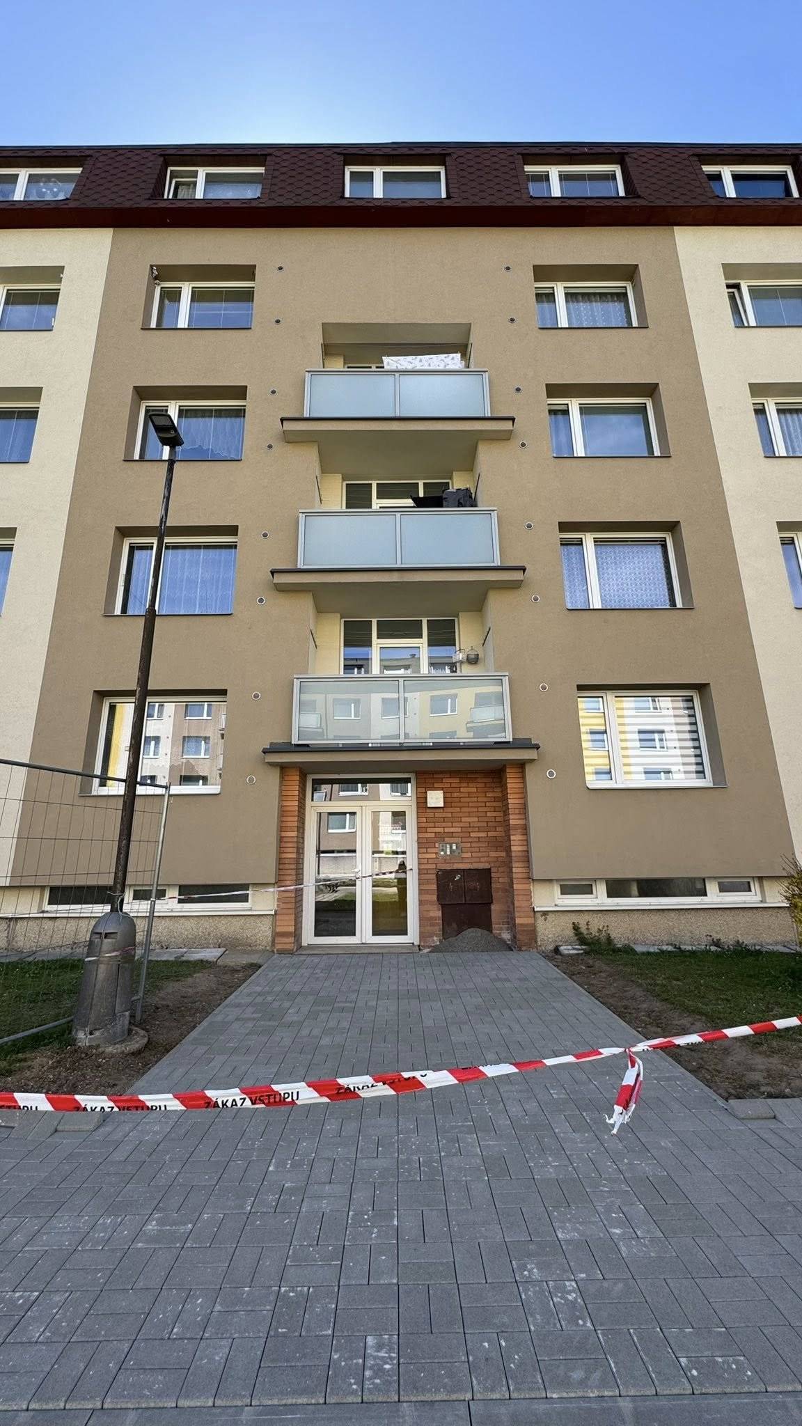 Tímto krokem se podařilo dokončit bezbariérové řešení ve všech vchodech tohoto bytového domu (č. p. 116, 117, 118, 119, 120 a 121). Právě tento vchod byl poslední, kde výtah dosud chyběl. Projekt byl realizován díky dotaci ve výši 650 000 Kč od Státního fondu podpory investic v rámci programu Bytové domy bez bariér. Součástí byla nejen instalace výtahu, ale také vybudování bezbariérového přístupu před vchodem, díky kterému je nyní vstup do domu pohodlnější a bezpečnější. Nový výtah výrazně usnadní každodenní život zejména seniorům a osobám se sníženou pohyblivostí, ale větší komfort přinese všem nájemníkům. Jak sami obyvatelé zmiňují, pozitivním přínosem je i větší klid a pořádek v mezipatrech díky menšímu pohybu osob. V následujících dnech ještě proběhne výměna vchodových dveří, čímž se celé řešení kompletně dokončí. Děkujeme všem za trpělivost během realizace. 👍 Zdroj: Facebook obce Č. Voda