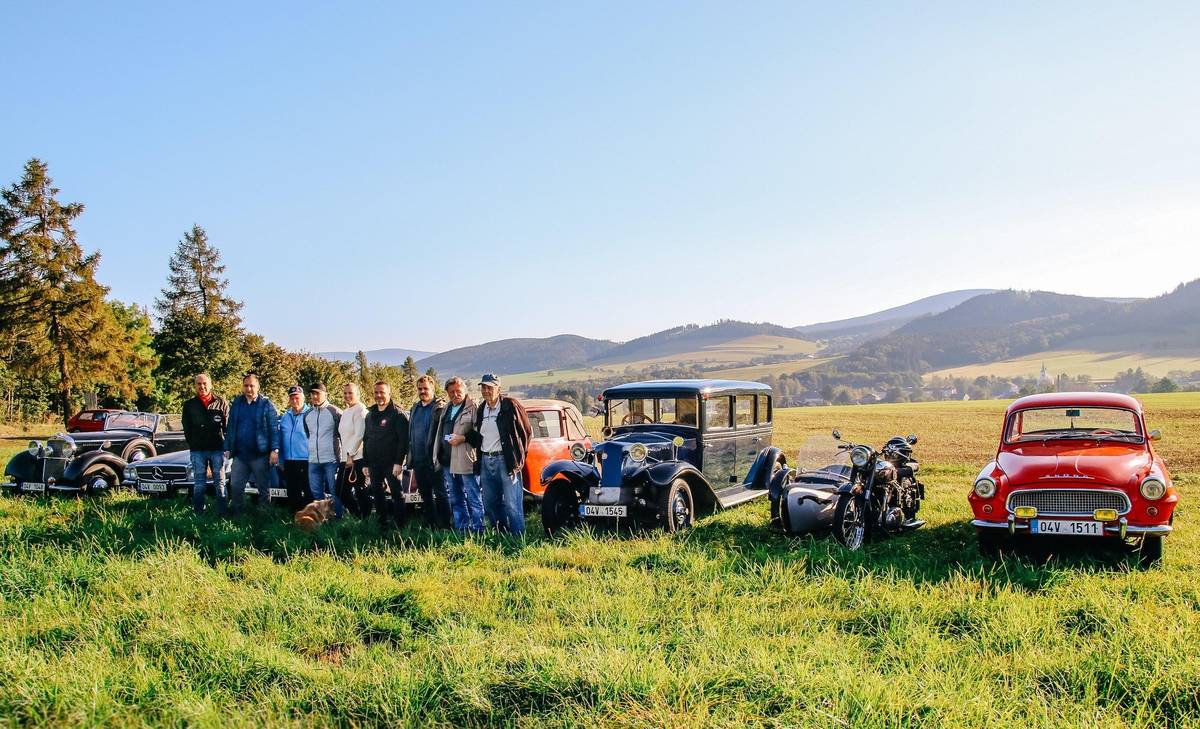 Veteran Car Club Červená Voda Vás srdečně zve na tradiční zahájení sezóny – jarní vyjížďku, která se uskuteční 9. května 2026. 📍 Sraz účastníků je pod kostelem v Červené Vodě, odkud se v 10:00 hodin vyráží. Cílem vyjížďky bude nově otevřené Krajské technické muzeum ve Vysokém Mýtě. Cestou zpět je plánována společná zastávka na oběd a při příznivém počasí i návštěva rozhledny Andrlův chlum (dle domluvy). Přijďte si užít jedinečnou atmosféru historických vozidel a příjemné setkání!  📞 Více informací poskytne předseda klubu p. Hůlka na tel.: +420 608 944 779. Těšíme se na Vás! Zdroj: Facebook obce Č. Voda