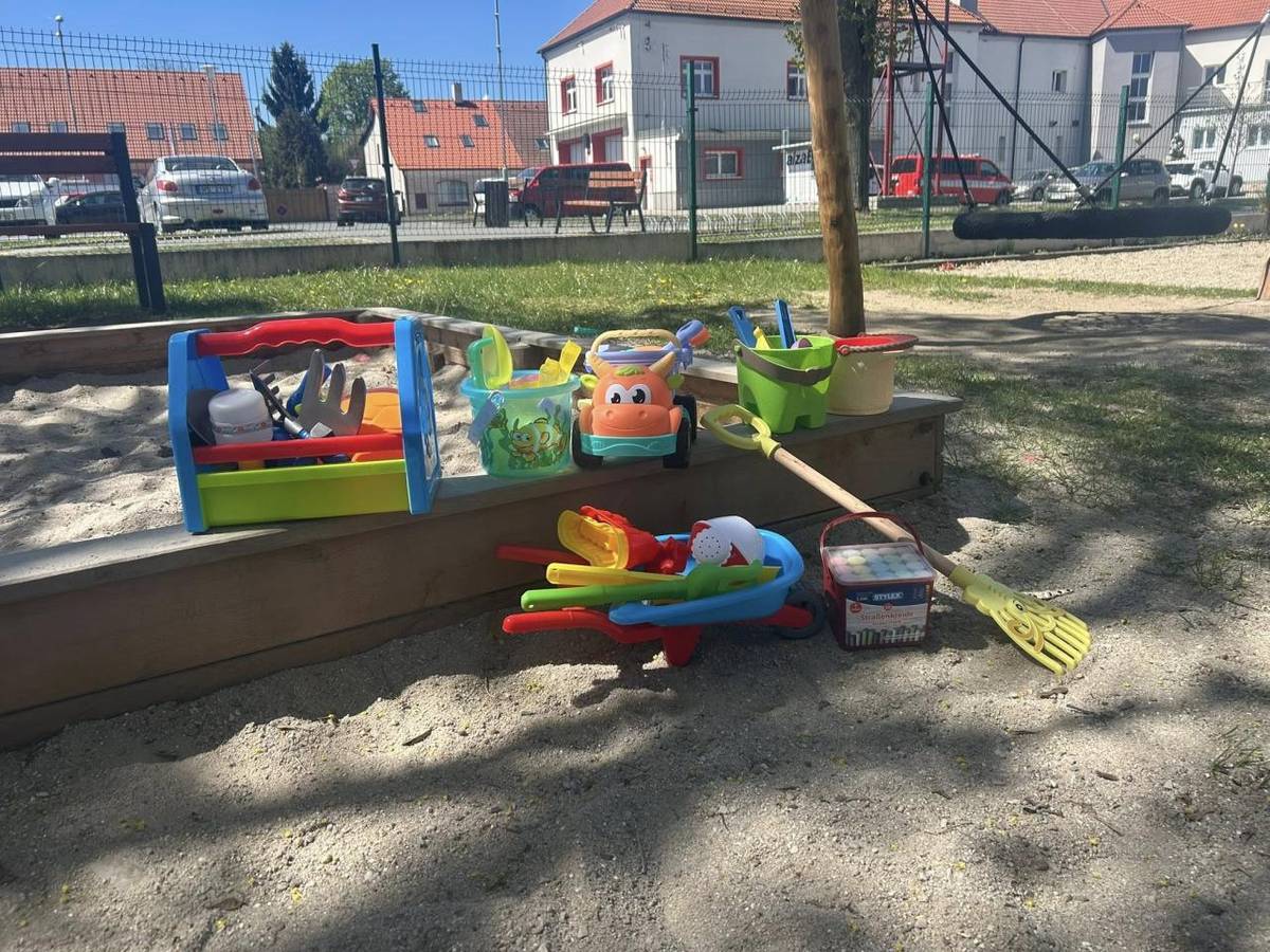 Zdá se, že se počasí konečně umoudřilo a před námi jsou snad už jen krásné slunečné dny. A tak jsme opět doplnili několik hraček na dětské hřiště v parku u OÚ včetně kříd pro malování, aby si děti mohly užít ještě více zábavy a rozvíjet svou fantazii.