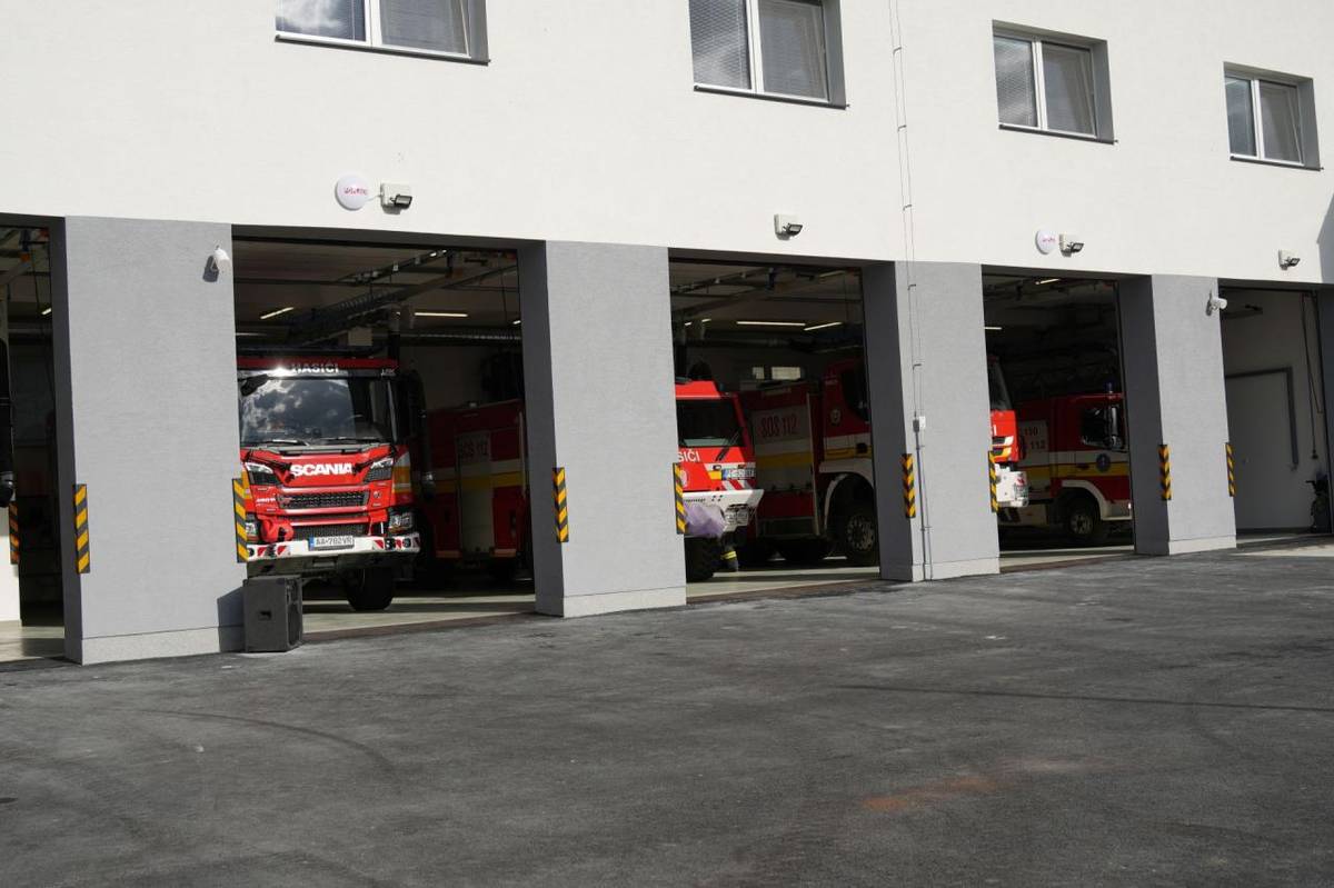 Mesto Poltár sa dočkalo významnej investície do bezpečnosti. V utorok 28. apríla bola slávnostne otvorená nová hasičská stanica, ktorá do mesta prináša modernejšie zázemie pre hasičov a zároveň výrazne zlepší pripravenosť na zásahy v celom regióne.