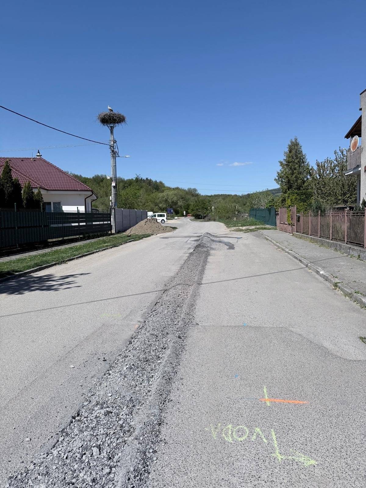 🚧Zahájili sme práce na vodovode v Nemšovej... ⚒️V rámci stavebnej činnosti bude vymenené jedno z najporuchovejších potrubí na území nášho mesta....   🇪🇺Projekt ,,Rekonštrukcia verejného vodovodu v Nemšovej (Ul. Šidlíkové, Šmidkeho a križovatka Ul. SNP/Šidlíkové)" je financovaný z Programu Slovensko...  💸Z celkového rozpočtu stavby takmer 300 tis. € bude z Európskeho fondu regionálneho rozvoja refundovaných 197 800 €.   📍Predpokladané ukončenie prác: 10/26. 📝Zhotoviteľ stavby: STAVEKO 2, s.r.o.