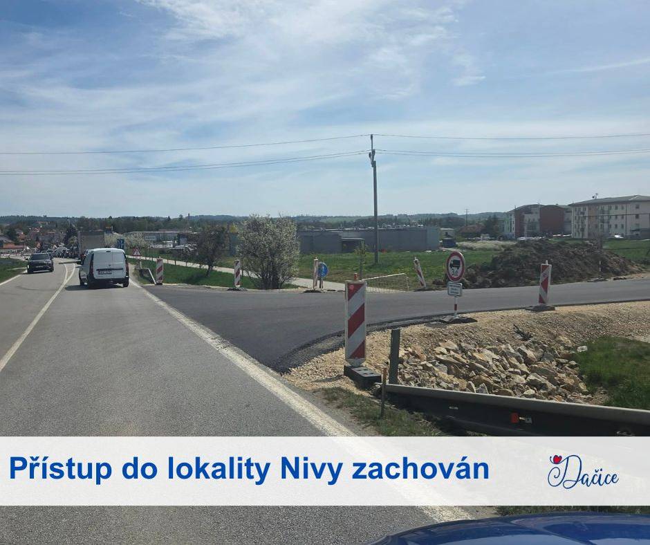 V rámci výstavby obchodního domu Kaufland probíhá ze strany soukromého investora přestavba křižovatky Na Nivách na okružní křižovatku.  V současné době probíhá druhá etapa výstavby – křižovatka je průjezdná kyvadlově, přičemž provoz je řízen světelným signalizačním zařízením ve směru J. Hradec.