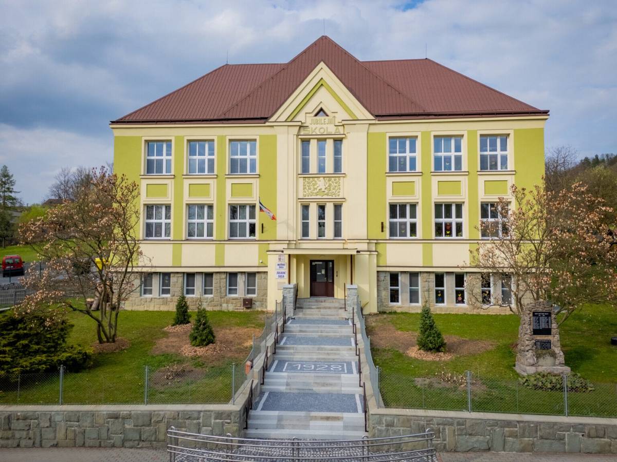 Obnova hlavního vstupu školy ve Skalici uzavřela sérií rekonstrukcí objektu. Budova z první republiky nyní vyniká jako skvost frýdecko-místecké místní části. Čtěte zde: VSTUP DO BUDOVY ZÁKLADNÍ ŠKOLY VE SKALICI JE JAKO NOVÝ | Frýdek-Místek