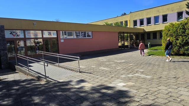 Rekonstrukce střechy Základní školy Velká Dlážka nemá být jen nutnou technickou opravou, ale také krokem k lepšímu hospodaření s dešťovou vodou. Cílem je vybudování extenzivní zelené střechy se suchomilnou vegetací, která pomůže zadržet srážkovou vodu, ochladit okolí školy a zlepšit mikroklima v této hustě zastavěné části města. Předpokládaná cena investice podle zpracované projektové dokumentace je 12,7 milionu korun včetně daně.                               Číst dál...