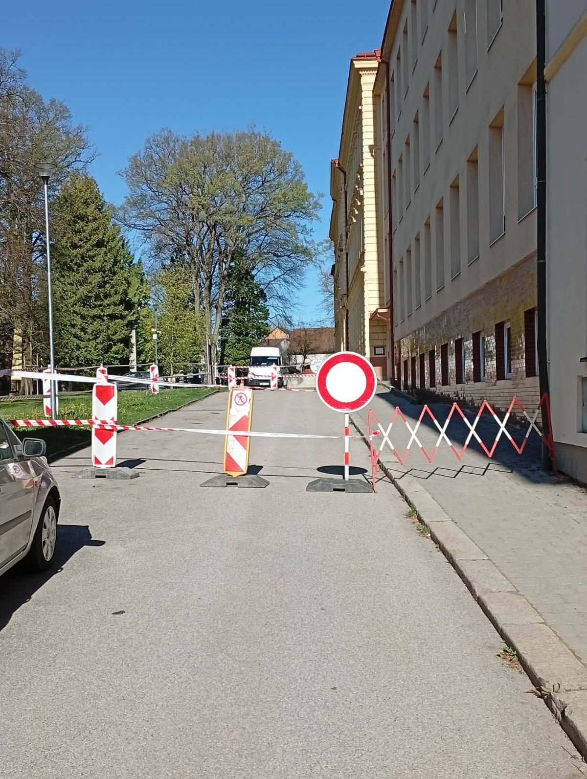 Upozornění pro občany Z důvodu montáže fotovoltaiky na budovu Základní školy Počátky, je u ní uzavřena komunikace pro automobilovou dopravu ve směru z Březinovy ulice. Prosím, dodržujte pokyny svislého dopravního značení o zákazu vjezdu směrem od haly.  Při průchodu touto oblastí dbejte zvýšené opatrnosti. Pěší přístup ke škole z ulice Březiny je možný pouze cestou kolem mateřské školy. Děkujeme za pochopení.