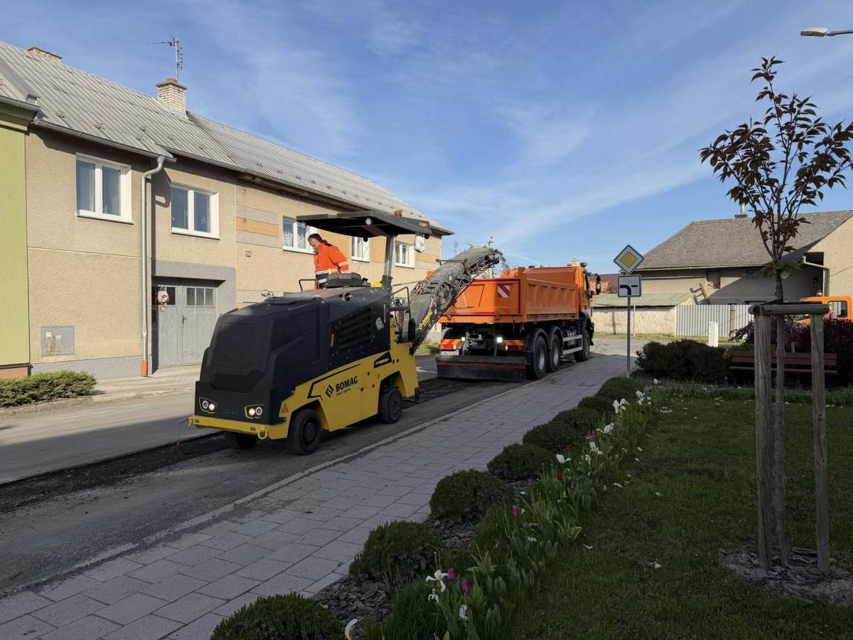 Správa silnic Olomouckého kraje v těchto dnech provádí frézování částí komunikace Nádražní.