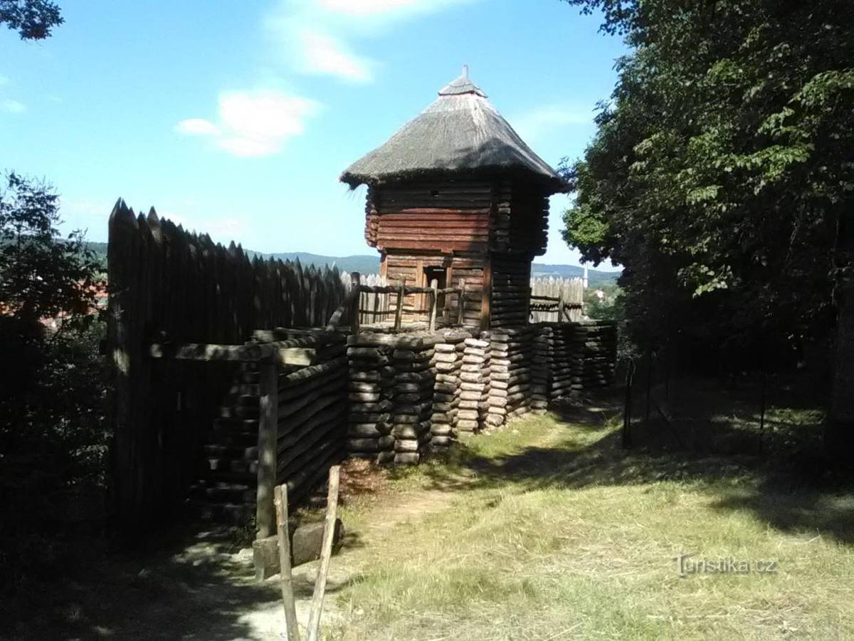Místo Prachatice Zeměpisná šířka 49.0508 Zeměpisná délka 14.2004 Typ Hradiště