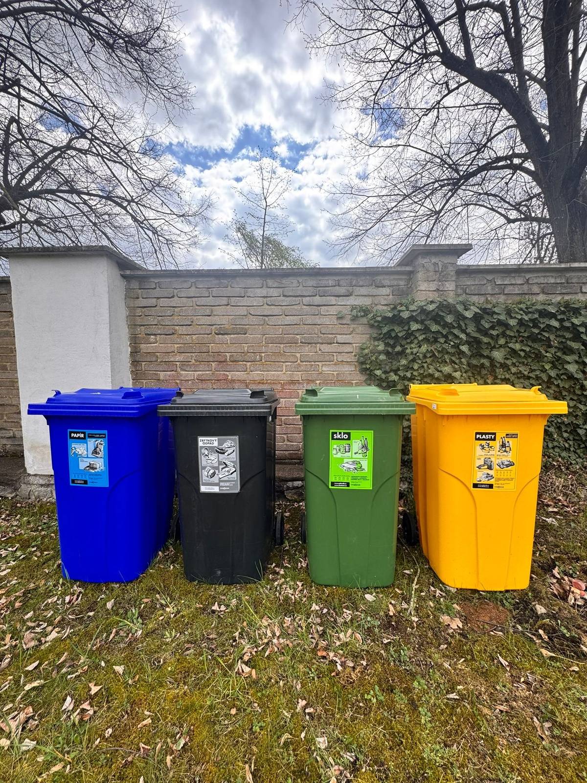 Vážení spoluobčané, obec Tetín pro vás zřídila nové stanoviště na tříděný odpad, které naleznete přímo na Nového Hřbitově.  Rádi bychom vás touto cestou poprosili o svědomité třídění. Správným vyhazováním odpadu do příslušných kontejnerů pomáháte udržovat okolí našeho hřbitova čisté a šetříte životní prostředí i náklady obce na likvidaci netříděného odpadu. Předem děkujeme, že se k našemu společnému prostoru chováte ohleduplně! Obec Tetí