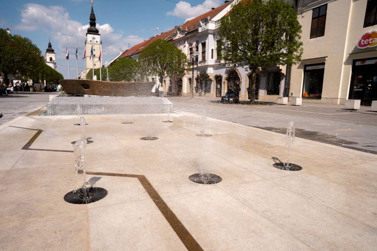 Po približne dvanástich rokoch sa podarilo opätovne sprevádzkovať pochôdznu časť Kráľovskej fontány na Hlavnej ulici.      Dlhodobo boli v prevádzke len štyri trysky a v roku 2025 nebola spustená vôbec. Pri jej jarnom spúšťaní totiž došlo k zatekaniu vody do elektroinštalácie, čo predstavovalo vážne riziko a znemožnilo jej používanie.     Zmena nastala po nástupe nového dodávateľa údržby mestských fontán, ktorý sa problémom začal intenzívne zaoberať a podarilo sa mu zrealizovať neľahkú opravu fontány bez poškodenia pôvodného povrchu.   V rámci opráv sa realizovala výmena zanedbanej elektroinštalácie, repas čerpadiel, obnova vodovodných rozvodov, oprava trysiek a úprava dlažby vrátane nového škárovania.    Výsledkom je bezpečná a plnohodnotná prevádzka fontány, ktorá opäť plní svoju estetickú aj ochladzovaciu funkciu v centre mesta.       Podrobnejšie info nájdete v tomto článku.