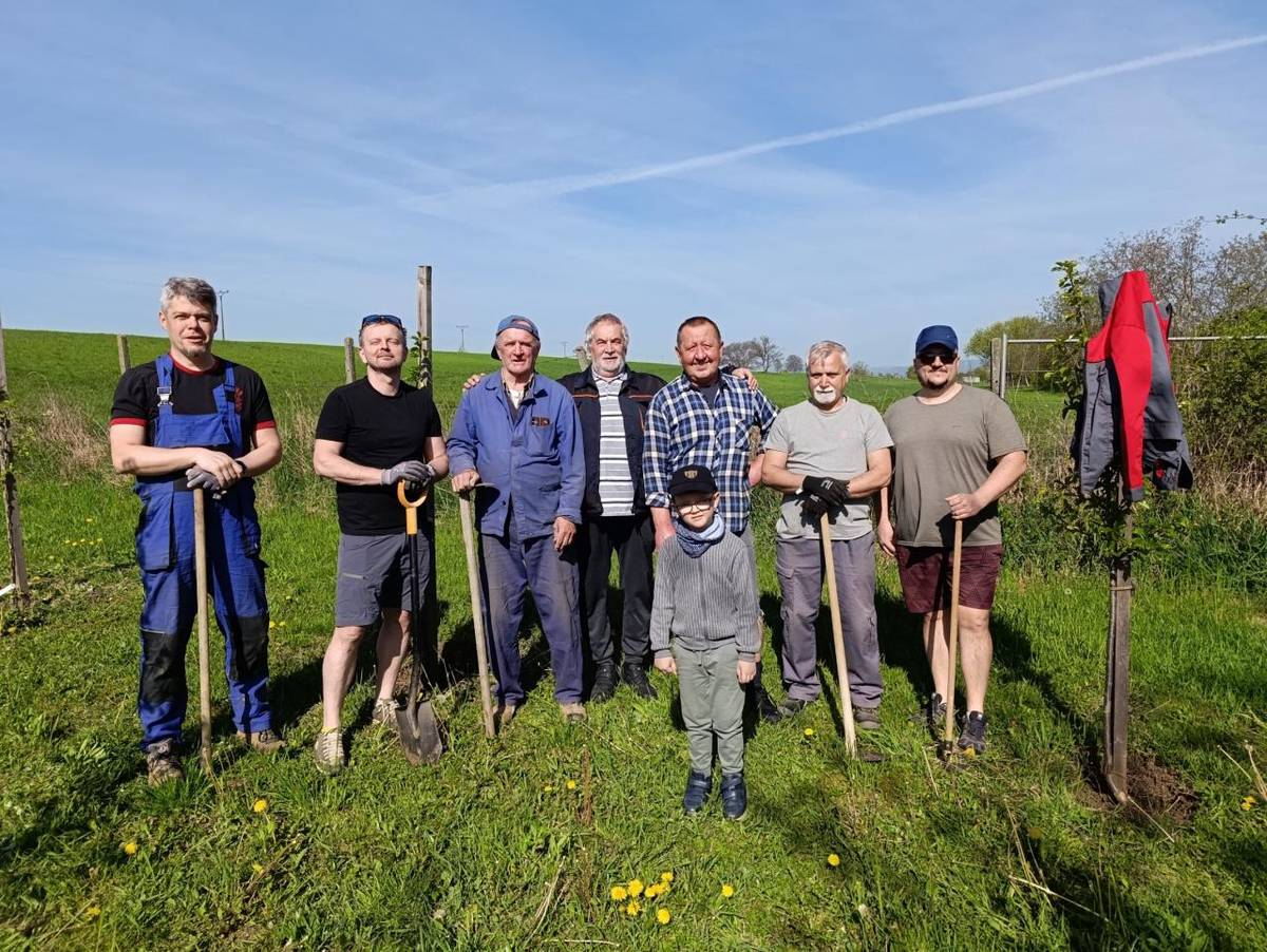 V sobotu 25.4.2026 sa v obci uskutočnila brigáda pri príležitosti Dňa zeme. Členovia SZZ ZO o.j.z. v Ružindole už tradične upravujú stromčeky v školskom sade a na voderadskej ceste.