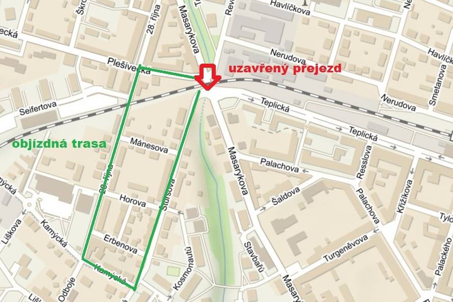 V pondělí 4. května od 8 do 17 hodin bude uzavřen železniční přejezd v Masarykově ulici v Litoměřicích (takzvané pokratické závory). Opravu zajišťuje Správa železnic, a to z důvodu závady na kolejích, která vyžaduje neodkladný zásah. Řidiči musí v uvedeném termínu počítat s objízdnými trasami, které povedou ulicemi Štursova, Kamýcká, 28. října a Plešivecká. Objížďky budou označeny dočasným dopravním značením.  Pro pěší zůstane přejezd průchozí, vždy však pouze po jednom chodníku, který bude střídavě otevřen. Opravy si vyžádají také omezení vlakové dopravy. V době od 8 do 17 hodin budou všechny osobní vlaky v úseku Lovosice – Litoměřice horní nádraží (a zpět) nahrazeny autobusy. Pro zastávku Žalhostice bude zavedena minibusová linka v trase Lovosice – Žalhostice – Litoměřice horní nádraží (a zpět), která pojede podle výlukového jízdního řádu. Zastávka náhradní autobusové dopravy pro litoměřické horní nádraží bude umístěná před staniční budovou. Pro zastávku Litoměřice Cihelna bude náhradní zastávka na Vojtěšském náměstí. Výlukový jízdní řád naleznete zde