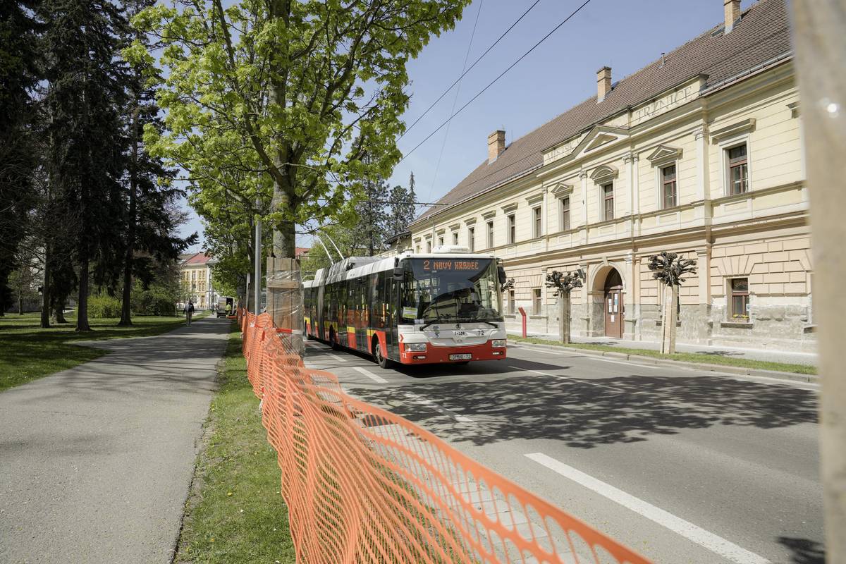 📍 Oprava frekventované ulice Československé armády v centru Hradce Králové se blíží. Stavební práce, během kterých dojde k opravě vozovky a cyklopruhů, začne už v pondělí 4. května. V první fázi projedou úsekem pouze vozy MHD, o prázdninách se silnice uzavře zcela. ❌ Uzavření ulice Československé armády v úseku od Pelclovy ulice u budovy magistrátu města až po křižovatku s Divišovou ulicí 🔴 I. etapa (4. května až 30. června) 📍 Během první etapy budou dělníci pracovat zejména na úpravě krajnic vozovky a uličních vpustí včetně obrubníků. Úsekem v této době projedou pouze vozy MHD a složky záchranného systému. Cyklisté spolu s řidiči motorových vozidel využijí objízdnou trasu skrze ulice Buzulucká, Šimkova a Divišova. Pro pěší zůstane průchod zachován bez omezení. 🚗 Objízdná trasa:  ulice Buzulucká, Šimkova a Divišova 🔴 II. etapa (1. července až 9. srpna) 📍 Ve druhé etapě naváže na objízdné trasy v prázdninovém provozu taktéž hradecká MHD. Přesun čeká zastávku Magistrát města k lékařské fakultě v Šimkově ulici. 🚌 Změna v MHD: přesun zastávky Magistrát města k lékařské fakultě v Šimkově ulici 🔗 Více informací včetně dopravního opatření naleznete ZDE.