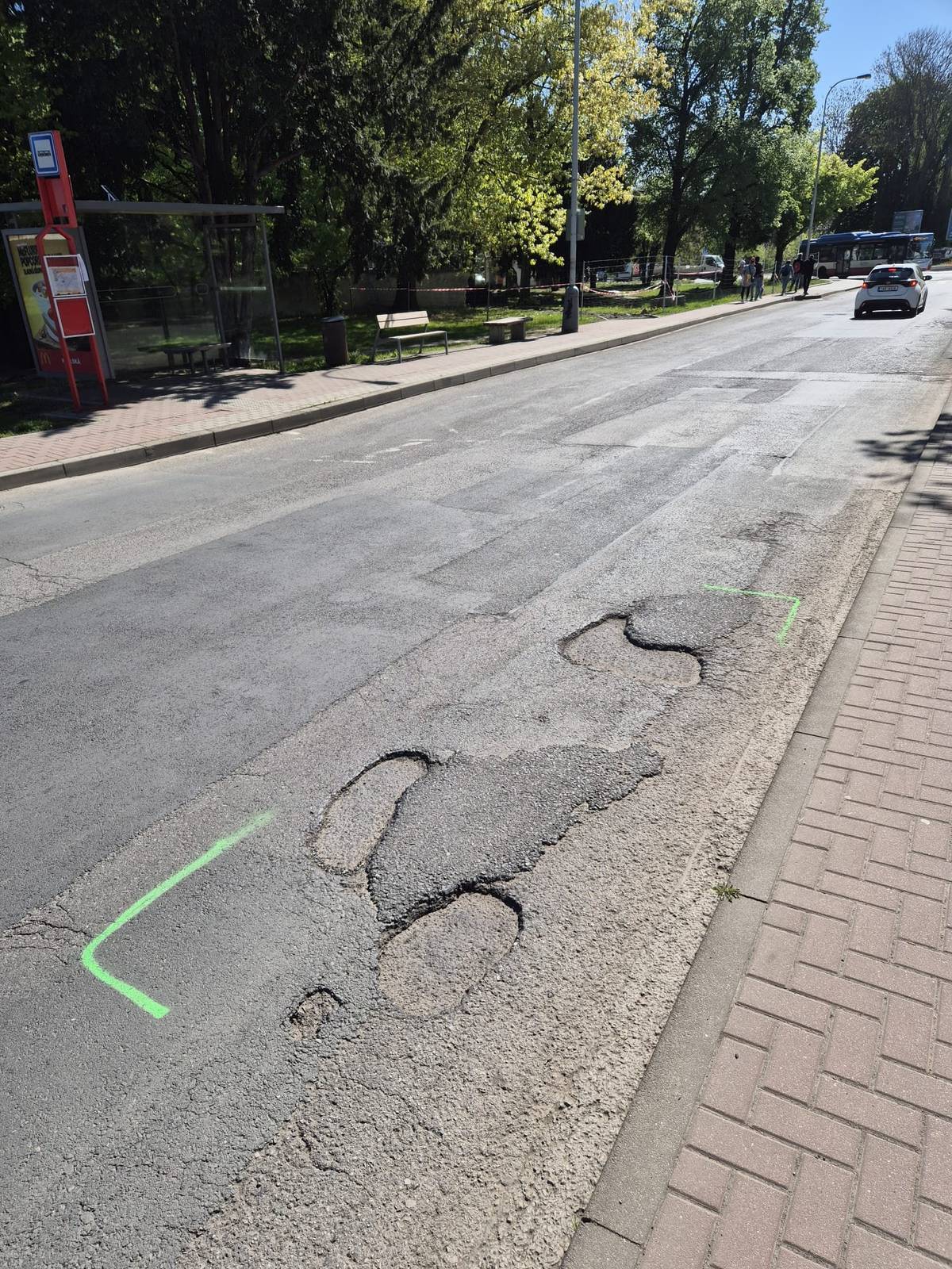 V sobotu 2. května proběhne oprava výtluků v ulici Chaltická. Jeden výtluk je přímo na přechodu pro chodce, další ve vozovce. Prosíme, respektujte pokyny pracovníků a jejich pracovní prostor.