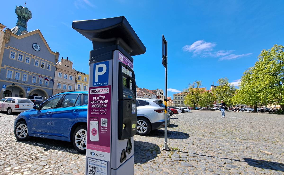 V Litoměřicích bude od 1. května možné hradit parkovné po minutách. První půlhodina se nezmění (20 korun), ale od 31. minuty již zaplatíte jen tolik minut, kolik opravdu k parkování využijete. Tuto možnost nabídne pouze aplikace EasyPark. Platby prostřednictvím parkovacích automatů či webové stránky QR Park zůstanou beze změny.  „Obsluha aplikace je velice jednoduchá. Zadáte si pravděpodobný čas odjezdu a pokud odjedete dřív, jedním kliknutím dobu parkovného ukončíte. Ke strhnutí přesné finanční částky bude vždy docházet jednorázově o půlnoci. Tím se aplikace vyhne tomu, že strhne více peněz, které pak bude muset vracet,“ vysvětlil Jiří Adámek, místostarosta Litoměřic. Aplikaci EasyPark si snadno stáhnete z Google Play nebo App Store. Instalace zabere pár sekund a samotná registrace už jen pár kliknutí. Vyplníte telefonní číslo, registrační značku, vybranou platební metodu a až budete potřebovat zaplatit, stačí potvrdit místo a vybrat plánovanou délku parkování. Parkovací aplikaci EasyPark je možné navíc využít ve více než 80 zemích světa. V mobilu vám tak stačí jedna aplikace, v češtině a s českou zákaznickou podporou.