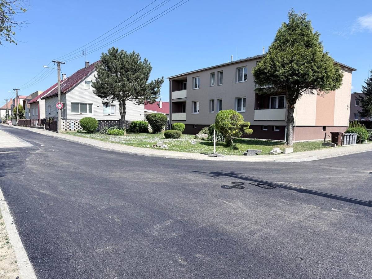 💪V rámci prác bolo vymenených viac ako 530 m potrubia a vyasfaltované ulice Mládežnícka a Pionierska...   💸Investícia za viac ako 300 tis. eur eliminuje poruchovosť, vodné straty a zlepší kvalitu vody...
