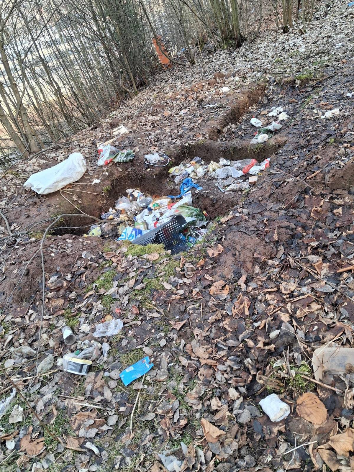 Pomozme společně udržet naše město čisté Ve městě se dlouhodobě potýkáme s odpadem odloženým tam, kam nepatří , nejen kolem stanovišť s kontejnery na tříděný odpad, ale také ve volné přírodě. Často jde o pytle s odpadem, starý nábytek, stavební suť, elektrospotřebiče nebo další věci, které mají své místo ve sběrném dvoře. Pokud jsou odloženy mimo určená místa, vzniká tím neoprávněně odložený odpad, často označovaný také jako černá skládka. Odstraňování těchto míst stojí město každoročně stovky tisíc korun. Jsou to peníze, které by jinak mohly pomoci třeba při péči o zeleň, opravách ve městě nebo dalších službách pro občany. Díky spolupráci s městskou policií se daří některé případy dohledat. Pokud se podaří zjistit původce odpadu, může město požadovat úhradu nákladů na jeho odstranění, a část vynaložených prostředků se tak může vrátit zpět. Prosíme proto všechny obyvatele, aby odpad odkládali pouze tam, kam patří. Pokud si nejste jistí, kam s konkrétním odpadem, obraťte se na technické služby nebo využijte sběrný dvůr. Děkujeme všem, kteří třídí správně a pomáhají nám udržovat město čisté a příjemné pro život.