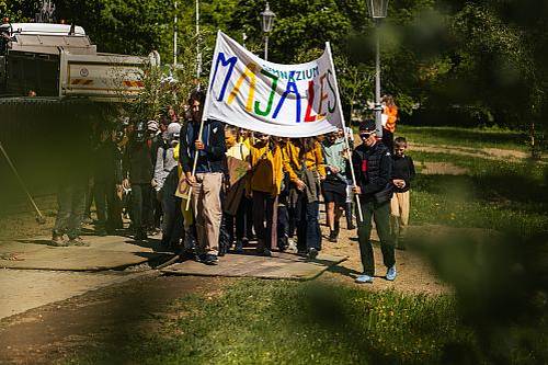 V pátek 15. května se centrum Českého Krumlova promění v pestrou křižovatku světových kultur. Druhý ročník studentského Majálesu, který kompletně organizuje mladá generace, propojí alternativní hudební špičky v čele s Idou The Young, adrenalinovou highline show a charitativní rozměr. Akce je pro veřejnost zdarma.