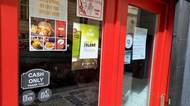 Bankomat sítě ATM Point v restauraci The Street Burgers, Konviktská 261/11, Praha 1. Restaurace přijímá jen hotovost. (01. 04. 2026)