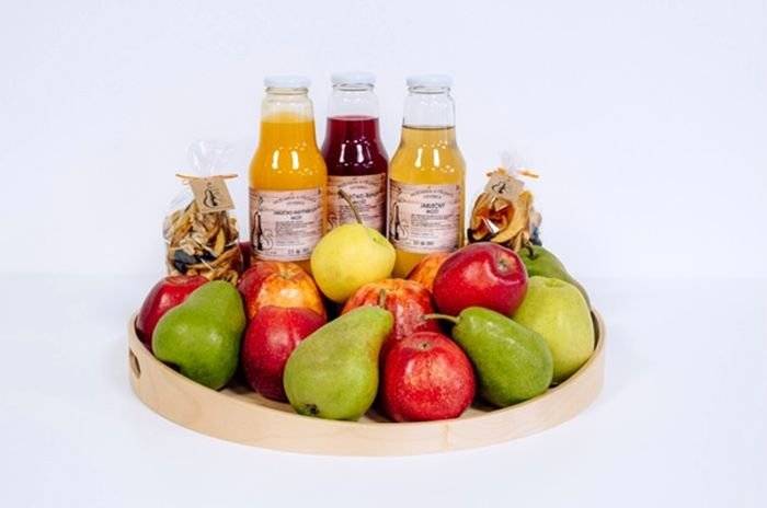 POSLEDNÍ letošní závoz ovoce se uskuteční 6. 5. 2026. Přivezeme 3 odrůdy jablek: Jona Prince, Golden Delicius a Braeburn.  Prodávat budeme i omezené množství banánů.  Prodej ovoce bude probíhat ve středu 6. 5. 2026 v čase 10.00–17.00 hodin. Další den budou zbývající jablka zmoštována a budeme čekat na ovoce z nové úrody.   Jako poděkování za Vaši celoroční přízeň SNIŽUJEME jednorázově  CENU PRODÁVANÉHO OVOCE NA 19 KČ  Odběr celých bedýnek s pozdějším vyzvednutím je možné provést přes rezervaci  na e-mail: alois.novak@paleniceveverka.cz ve formátu: jméno; příjmení; telefonní číslo; počet bedýnek; odrůda, datum vyzvednutí. Ve středu a ve čtvrtek je možné zakoupit čerstvý jablečný mošt přímo od lisu. cena je 50Kč/l.