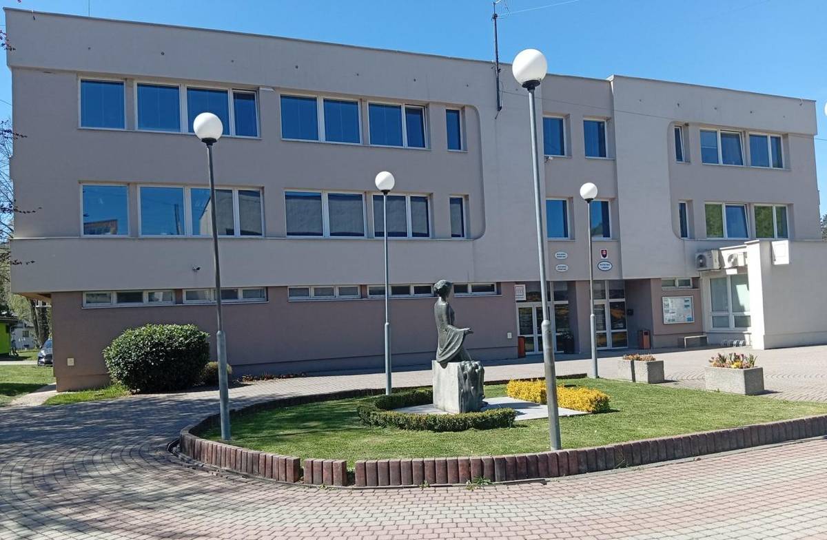 Z ekonomických dôvodov mesto Hriňová pristupuje k zatvoreniu Mestského úradu v Hriňovej počas sviatku 8. mája 2026. Zatvorené budú taktiež mestské kultúrne stredisko, turistické informačné centrum, verejné WC a zberný dvor.