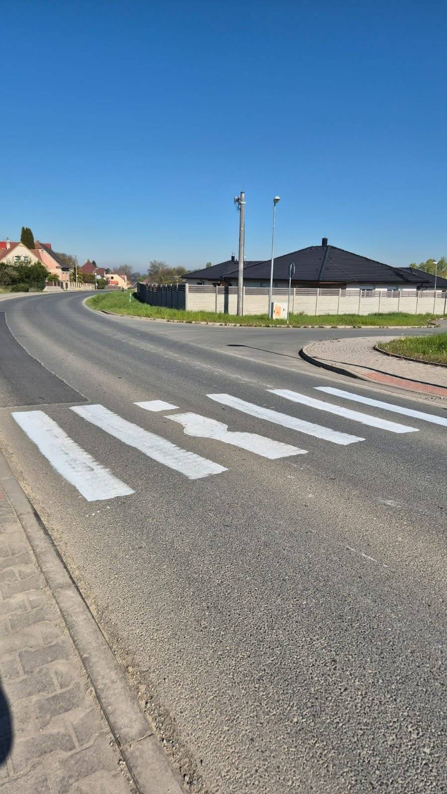 Upozornění. V Hořejkách byl na Komenského ulici amatérsky namalován přechod pro chodce. Oficiálně zde žádný přechod pro chodce není, na silnici nejsou umístěny žádné značky. Vznikla tak nebezpečná situace, upozorněte na to hlavně své děti. Odstranění namalovaného přechodu se řeší.