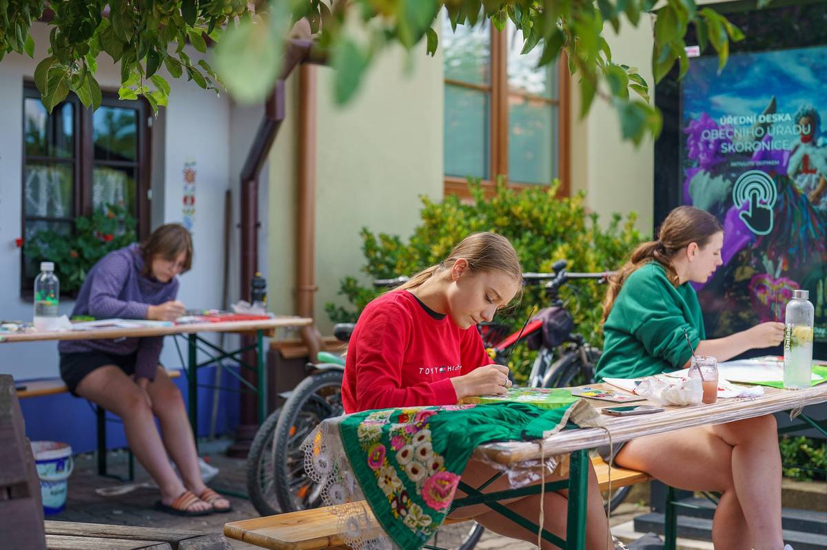 Kulturní a vlastivědné sdružení Skoronice pořádá ve spolupráci s obcí Skoronice VII. ročník Letní školy folklorního malování, který proběhne ve dnech 1.–3. července 2026. Třídenní tvořivé setkání pod vedením lektorek Lenky Jurečkové a Zuzany Špačkové je určeno pro školní děti a mládež ve věku od 6 do 18 let, poplatek na osobu za jeden den činí 80 Kč. Začátek je vždy v 9:00 hod. a konec ve 13:30 hod. Zájemci o malování v Letní škole se mohou přihlásit do pátku 22. května 2026 u Marie Holcmanové na tel. 776 649 579 nebo na e-mailu eliska.placha05@gmail.com. Vernisáž výstavy obrazů a maleb z této akce se uskuteční na Skoronskou pouť v neděli 6. září 2026 v odpoledních hodinách spolu s programem věnovaným 15. výročí zapsání jízdy králů na seznam světového nehmotného dědictví UNESCO.