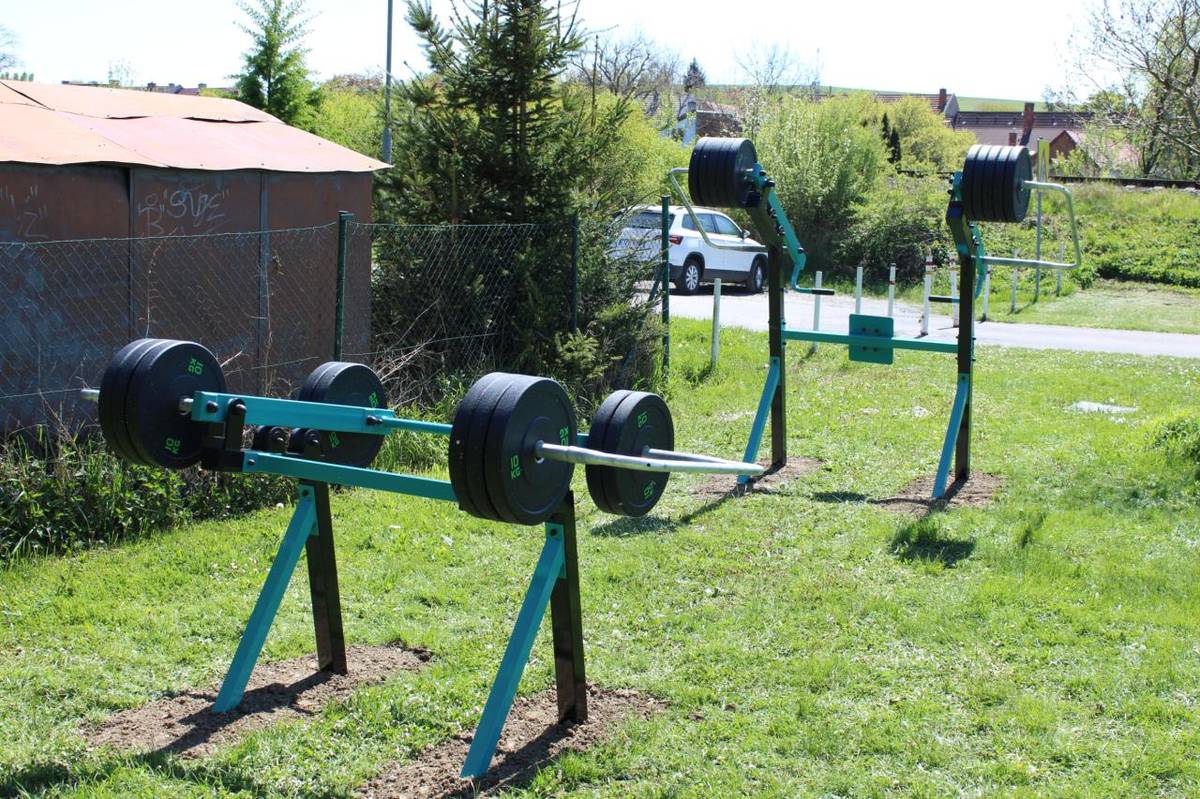 Rada obce Šumice schválila další krok k rozšíření možností sportovního vyžití v naší obci. Na hřišti Skalka jsou nově instalovány 2 kusy venkovních posilovacích strojů s posuvným závažím, které doplnily již stávající posilovací hrazdu.