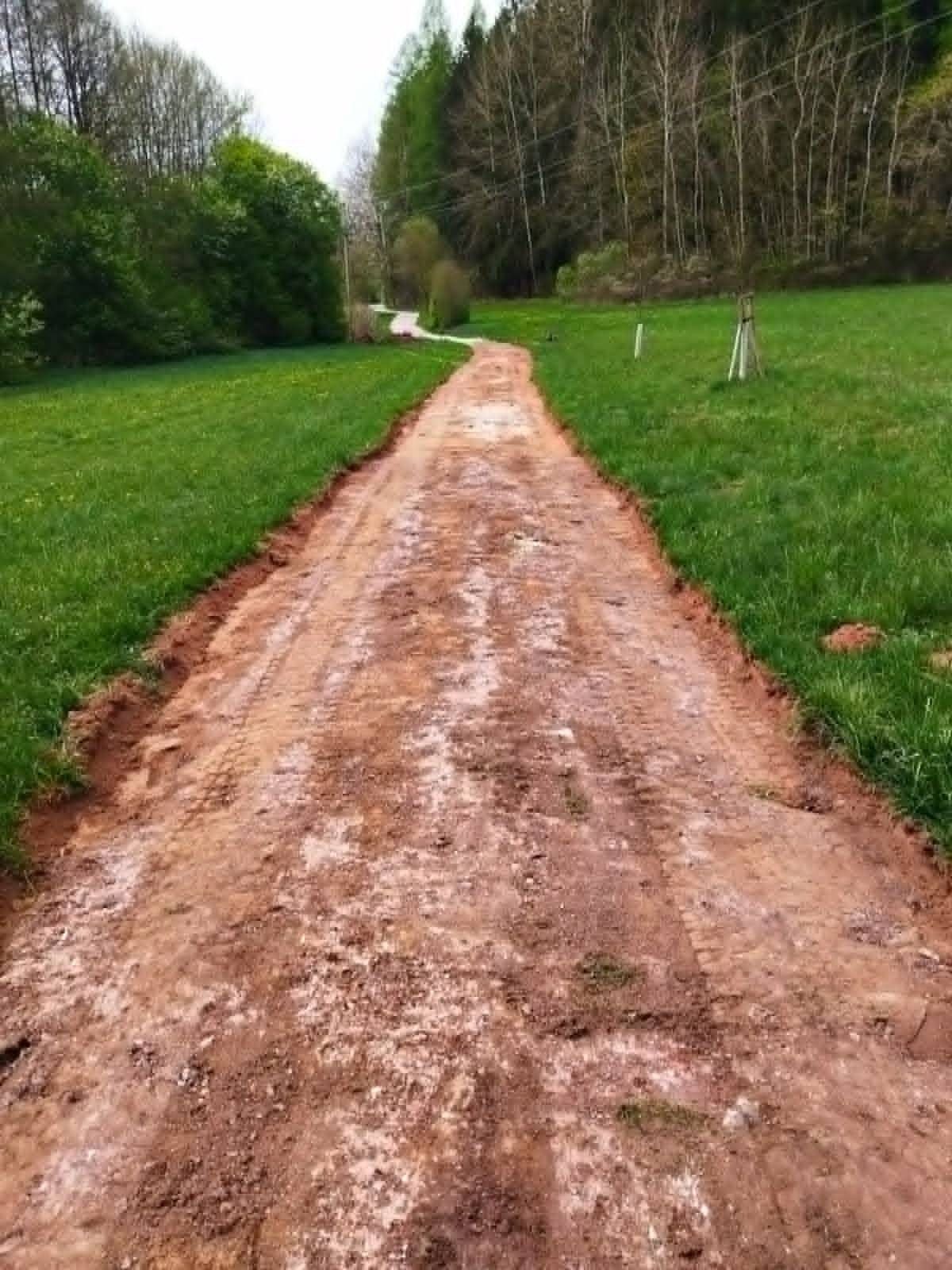 Dnes začala další etapa rekonstrukce Farské cesty, která potrvá do cca poloviny května. Prosíme občany, aby tuto cestu nevyužívali v pracovních dnech od 7 do 17 hodin, mimo tuto dobu pak pouze v nezbytných případech za předpokladu zvýšené opatrnosti. Děkujeme.