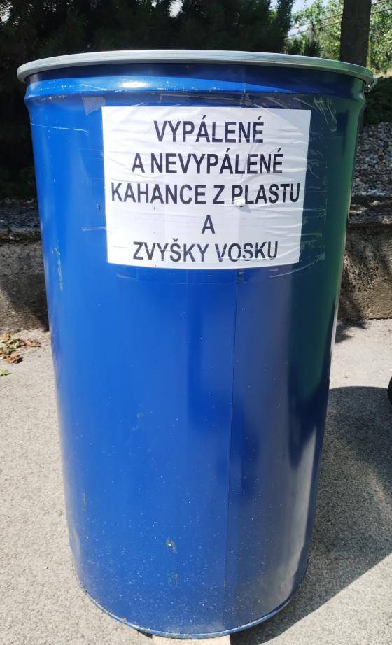 Oznamujeme občanom, že v cintoríne sú umiestnené kovové sudy na vypálené plastové kahance. Prosíme občanov, aby tieto kahance vhadzovali do vyhradených sudov a nie do kontajnera.   Ďakujeme.